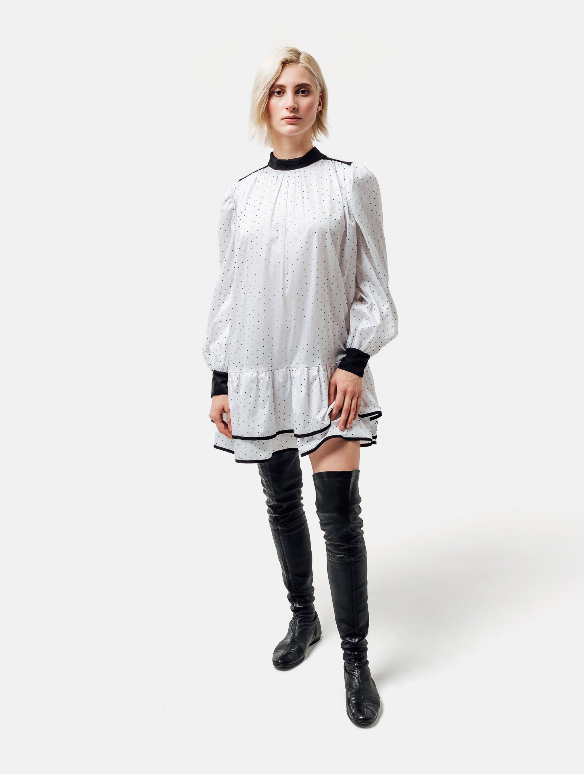 Grade geschnittenes Minikleid aus gepunkteter Baumwolle mit farblich abgesetzten Kragen und Manschetten aus schwarzer Chiffonseide, sowie doppelten Volantssaum.
