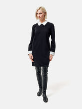 Locker geschnittenes Minikleid mit abnehmbarem Kragen und abnehmbaren Manschetten aus weißer Baumwolle. Reißverschluss auf dem Rücken.