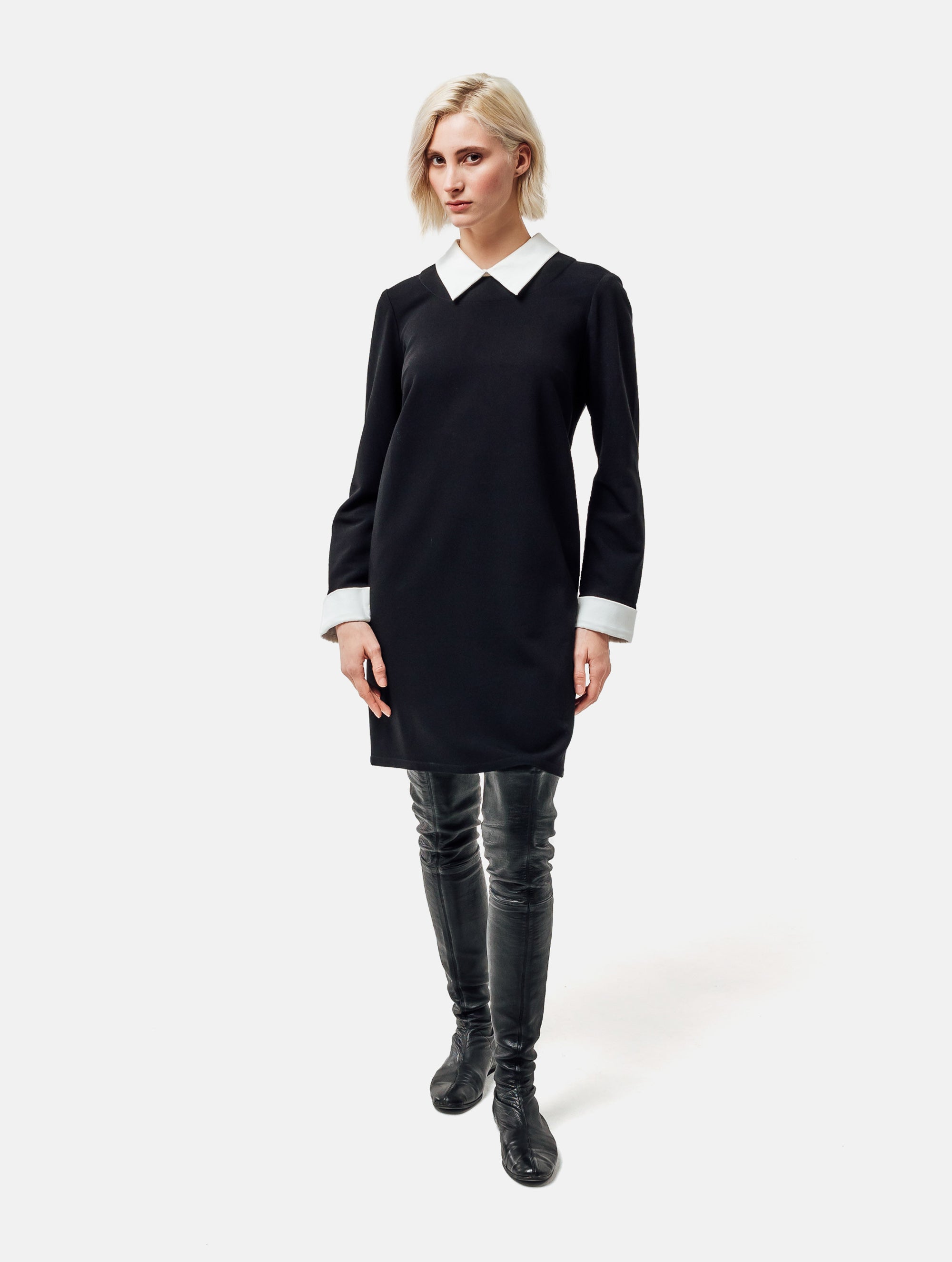 Locker geschnittenes Minikleid mit abnehmbarem Kragen und abnehmbaren Manschetten aus weißer Baumwolle. Reißverschluss auf dem Rücken.