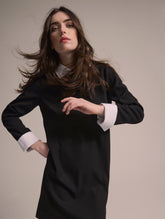 Locker geschnittenes Minikleid mit abnehmbarem Kragen und abnehmbaren Manschetten aus weißer Baumwolle. Reißverschluss auf dem Rücken.