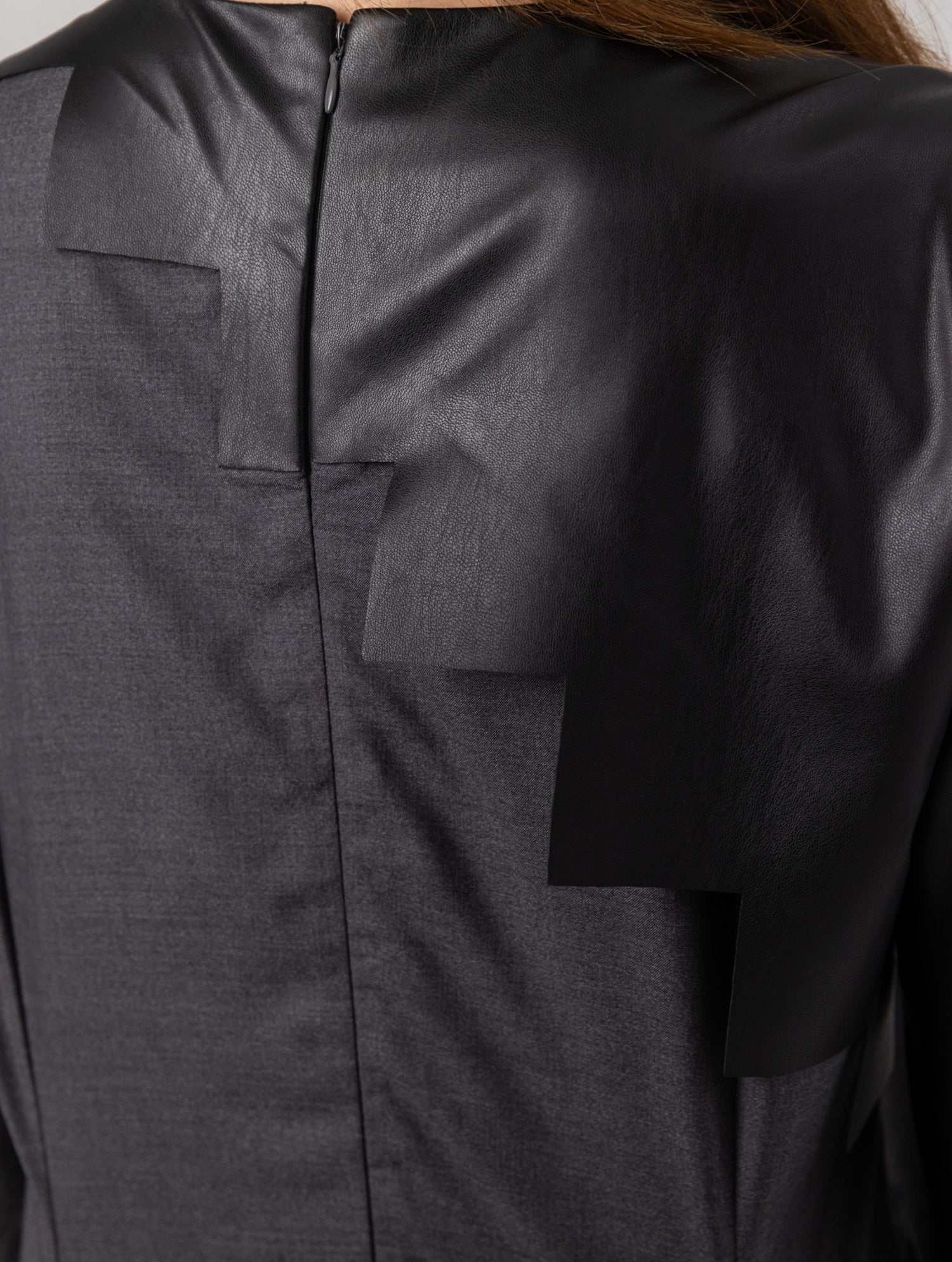 Locker geschnittenes Minikleid aus einem Woll-Seiden-Mix mit schwarzen Ärmeln aus veganem Leder und Details an der Schulter sowie am Bündchen. Reißverschluss auf dem Rücken.   Dieses Modell ist Teil unserer REBORN-Kollektion und steht für unsere "Zero-Waste-Politik".