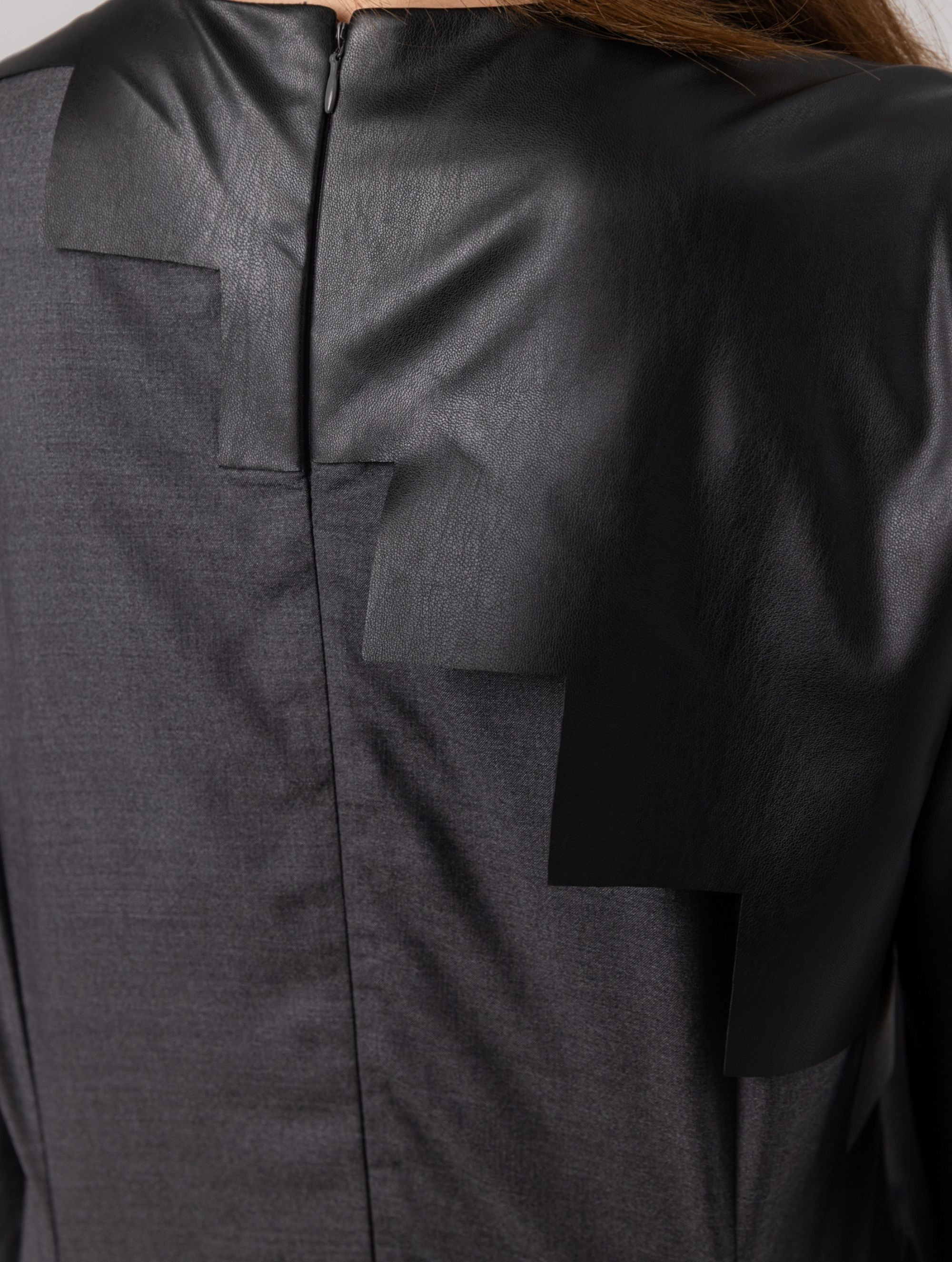 Locker geschnittenes Minikleid aus einem Woll-Seiden-Mix mit schwarzen Ärmeln aus veganem Leder und Details an der Schulter sowie am Bündchen. Reißverschluss auf dem Rücken.   Dieses Modell ist Teil unserer REBORN-Kollektion und steht für unsere "Zero-Waste-Politik".