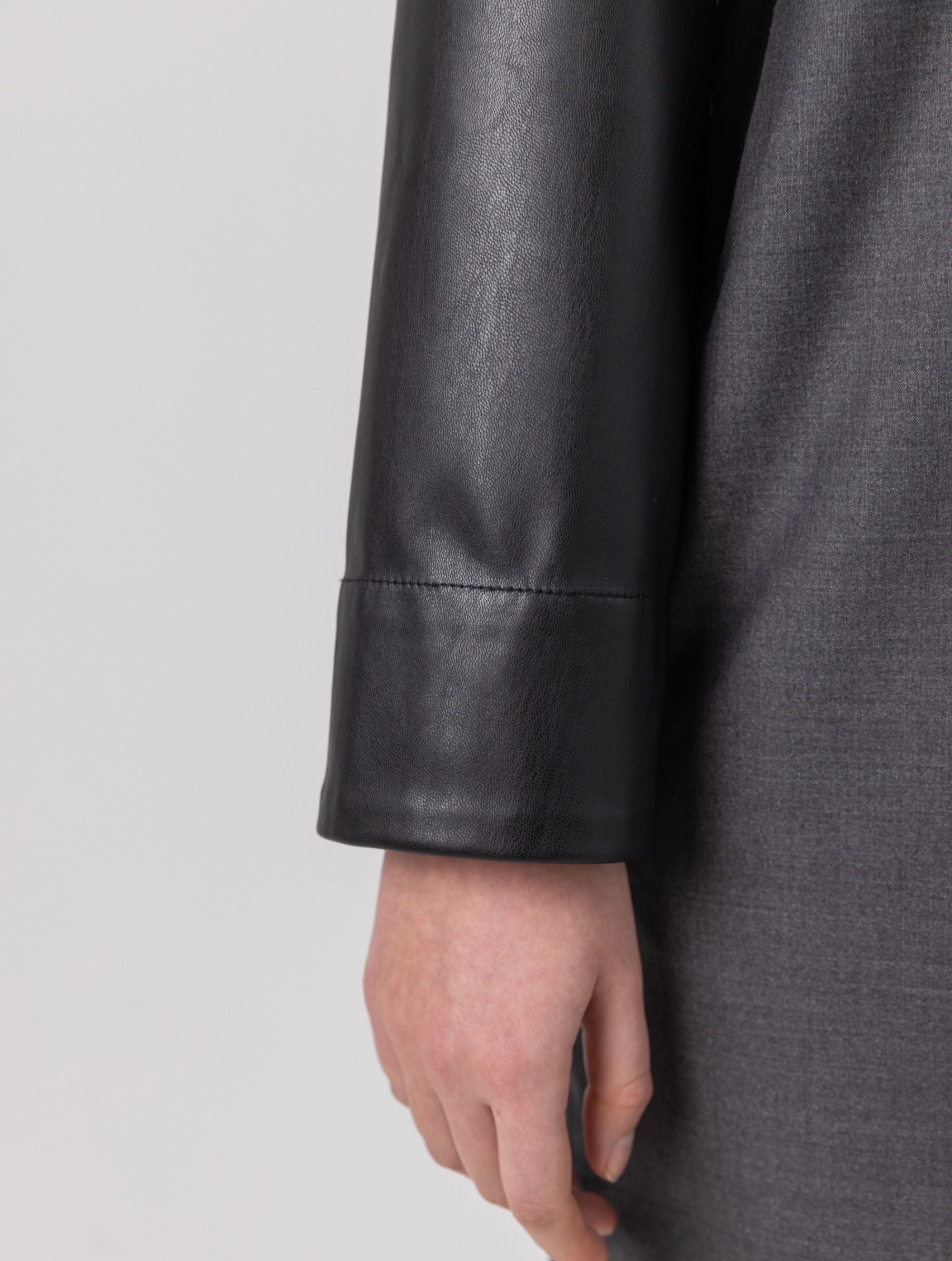 Locker geschnittenes Minikleid aus einem Woll-Seiden-Mix mit schwarzen Ärmeln aus veganem Leder und Details an der Schulter sowie am Bündchen. Reißverschluss auf dem Rücken.   Dieses Modell ist Teil unserer REBORN-Kollektion und steht für unsere "Zero-Waste-Politik".