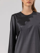 Locker geschnittenes Minikleid aus einem Woll-Seiden-Mix mit schwarzen Ärmeln aus veganem Leder und Details an der Schulter sowie am Bündchen. Reißverschluss auf dem Rücken.   Dieses Modell ist Teil unserer REBORN-Kollektion und steht für unsere "Zero-Waste-Politik".