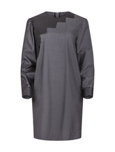 Locker geschnittenes Minikleid aus einem Woll-Seiden-Mix mit schwarzen Ärmeln aus veganem Leder und Details an der Schulter sowie am Bündchen. Reißverschluss auf dem Rücken.   Dieses Modell ist Teil unserer REBORN-Kollektion und steht für unsere "Zero-Waste-Politik".