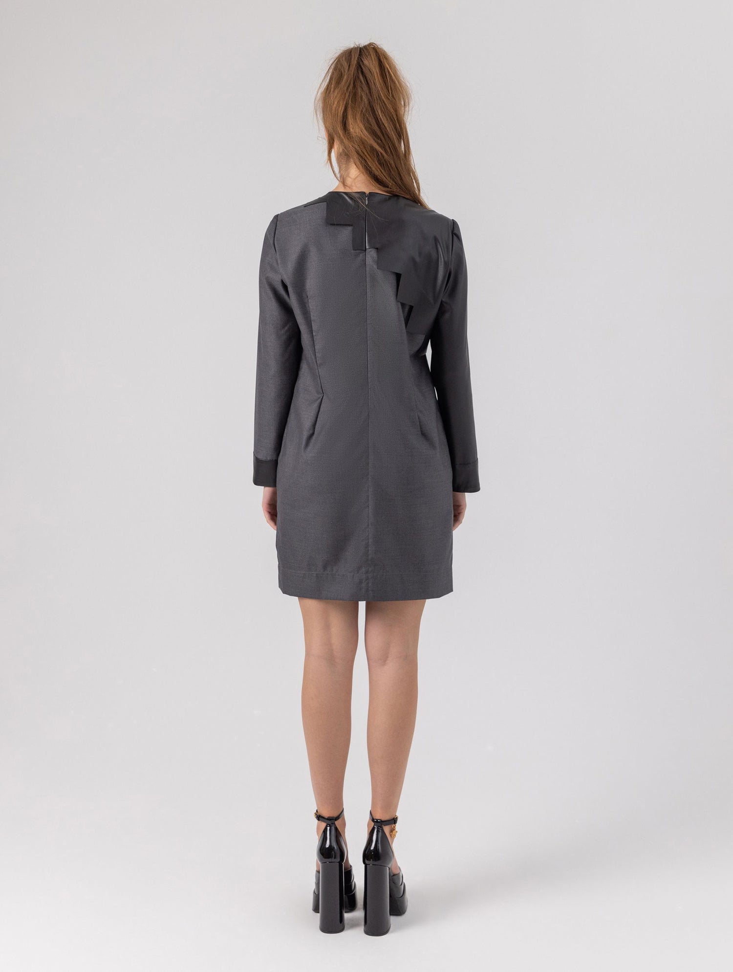 Locker geschnittenes Minikleid aus einem Woll-Seiden-Mix mit schwarzen Ärmeln aus veganem Leder und Details an der Schulter sowie am Bündchen. Reißverschluss auf dem Rücken.   Dieses Modell ist Teil unserer REBORN-Kollektion und steht für unsere "Zero-Waste-Politik".