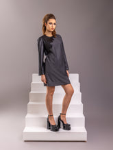 Locker geschnittenes Minikleid aus einem Woll-Seiden-Mix mit schwarzen Ärmeln aus veganem Leder und Details an der Schulter sowie am Bündchen. Reißverschluss auf dem Rücken.   Dieses Modell ist Teil unserer REBORN-Kollektion und steht für unsere "Zero-Waste-Politik".