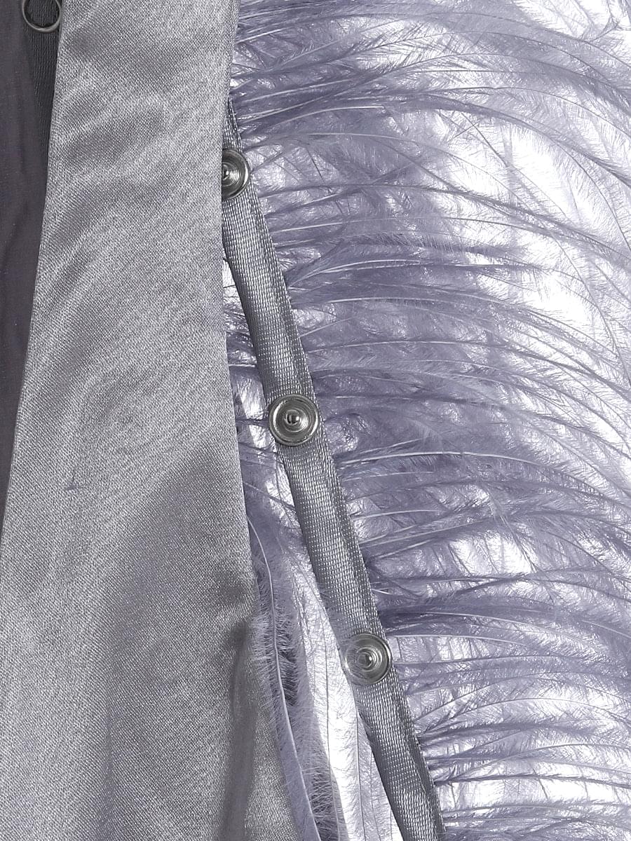 Ärmelloses Mini-Kleid aus hochwertiger Seide mit abnehmbaren Straussenfedern am Arm