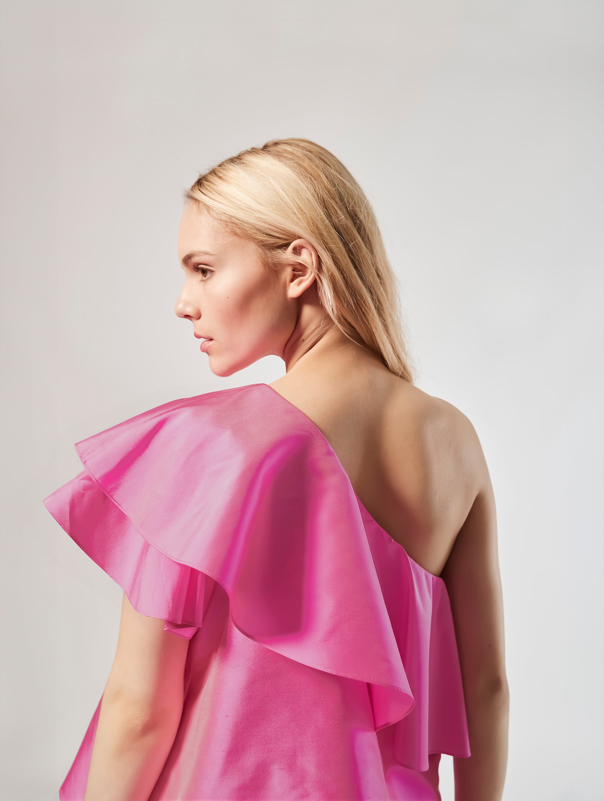 One-Shoulder Top aus 100% Dupionseide, breiten Volants am Ausschnitt und den Ärmeln sowie versteckten Taschen in den Seitennähten