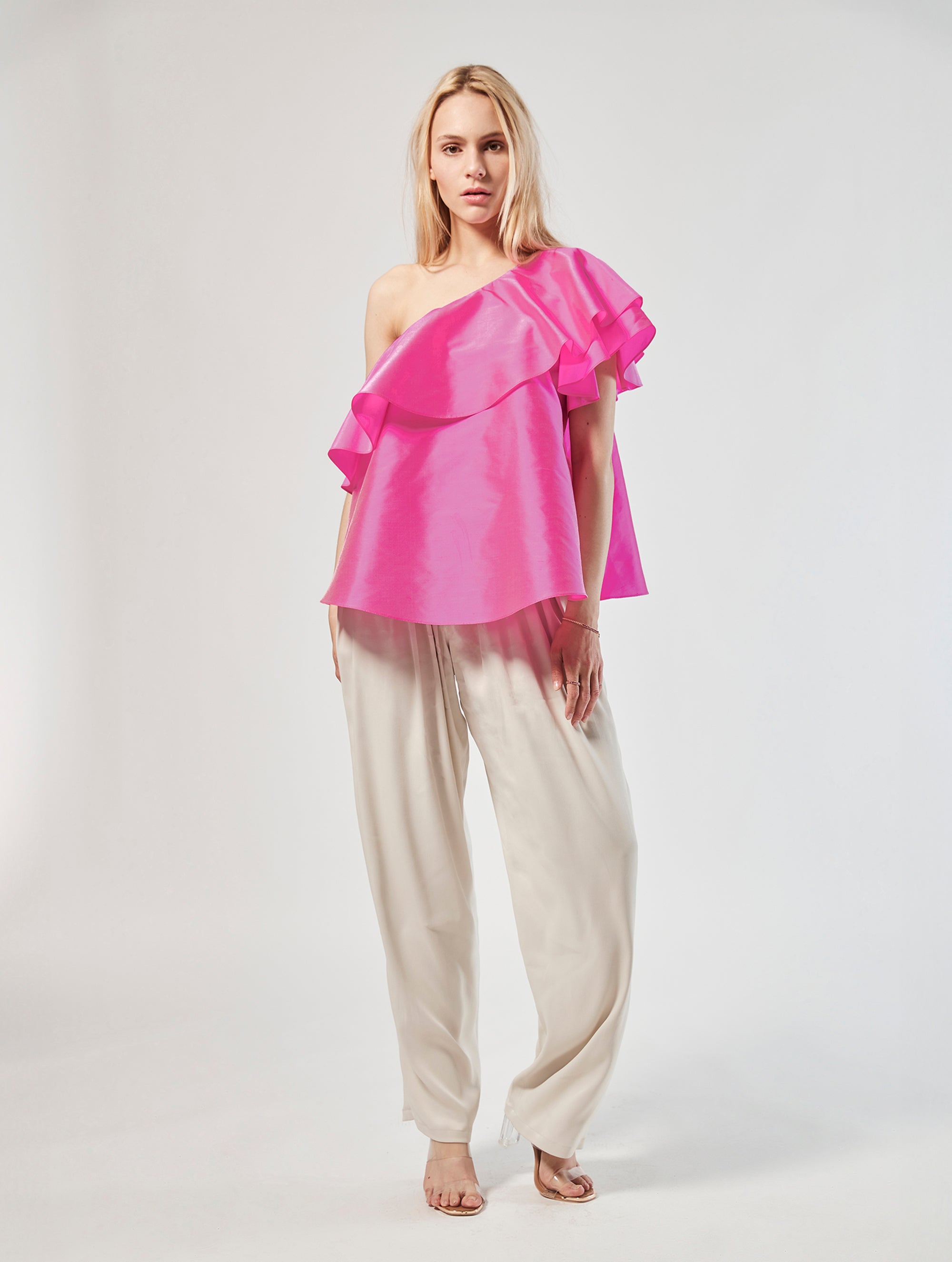 One-Shoulder Top aus 100% Dupionseide, breiten Volants am Ausschnitt und den Ärmeln sowie versteckten Taschen in den Seitennähten