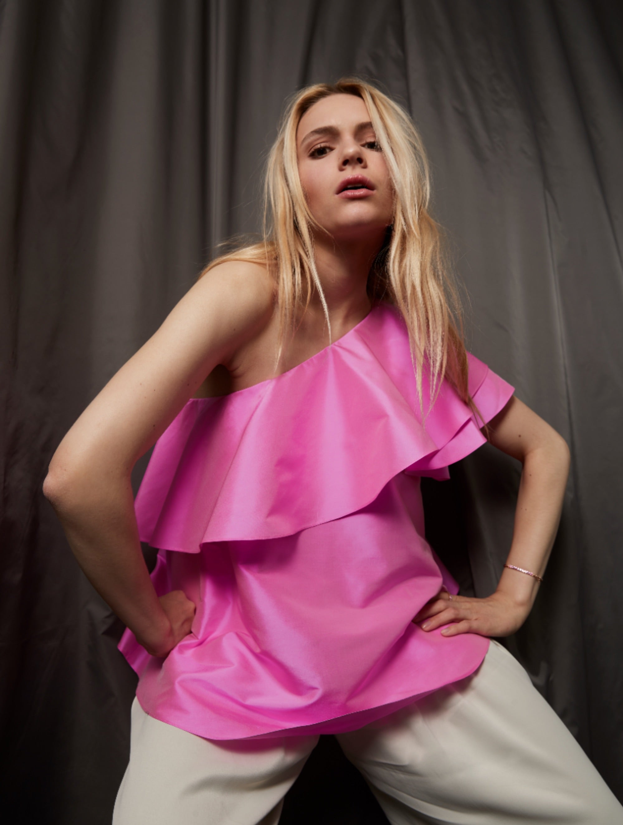 One-Shoulder Top aus 100% Dupionseide, breiten Volants am Ausschnitt und den Ärmeln sowie versteckten Taschen in den Seitennähten