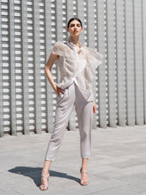 Bluse mit Organza-Volants auf Vorderseite, Schultern, Rücken und Kragen