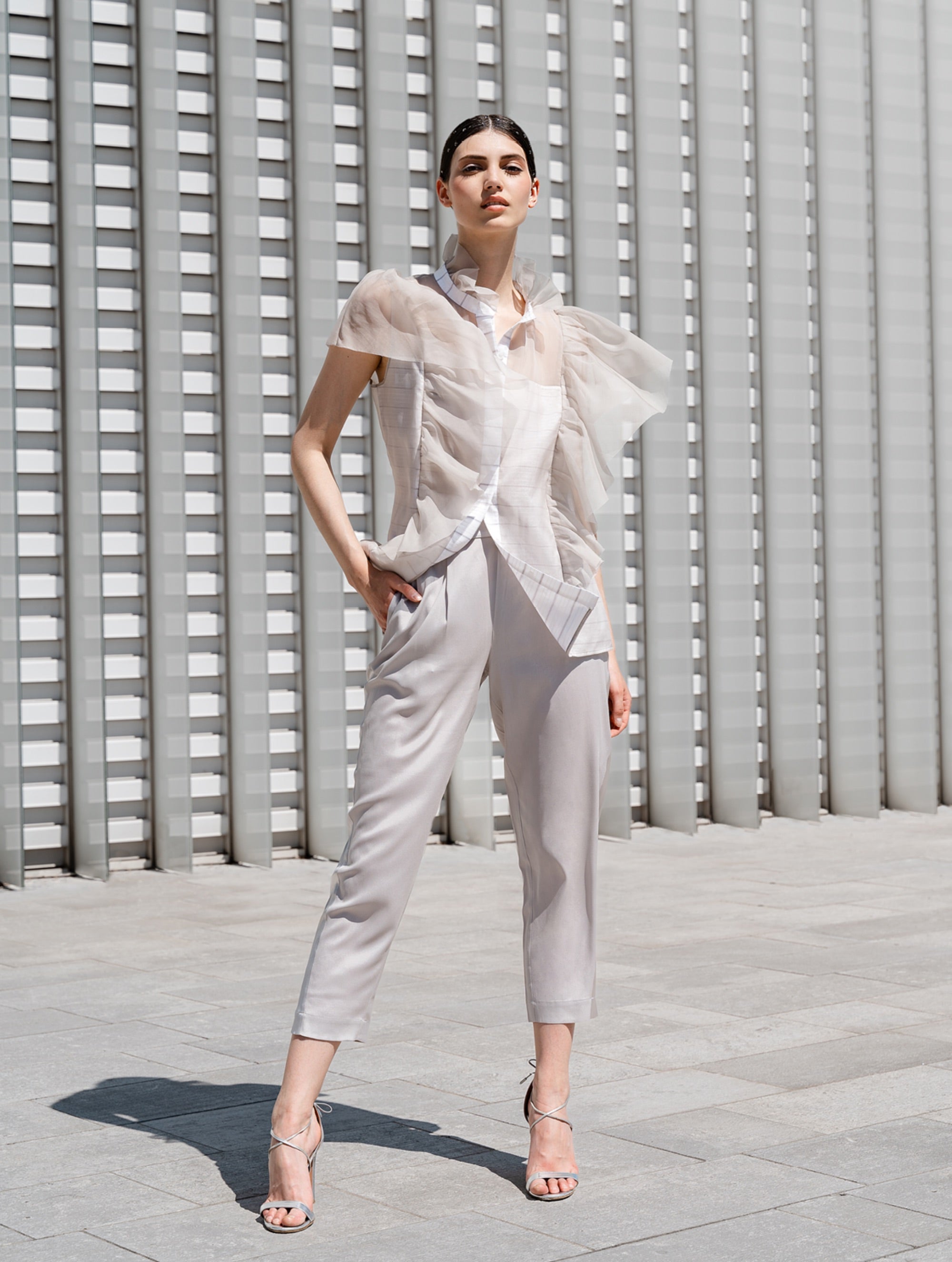 Bluse mit Organza-Volants auf Vorderseite, Schultern, Rücken und Kragen