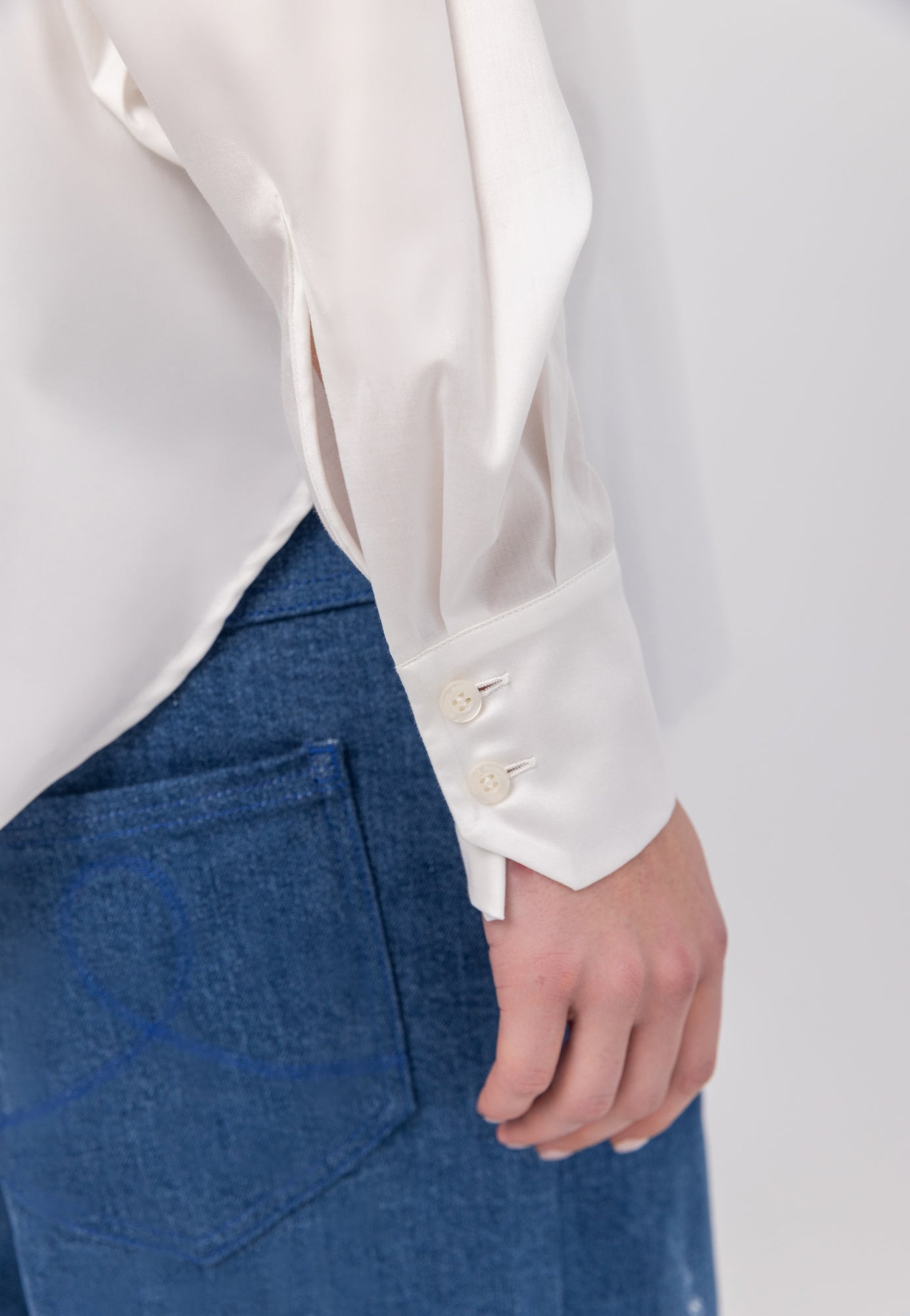 Oversize Bluse aus hochwertige Baumwolle, praktischer Brusttasche und subtilen Biesen-Falten