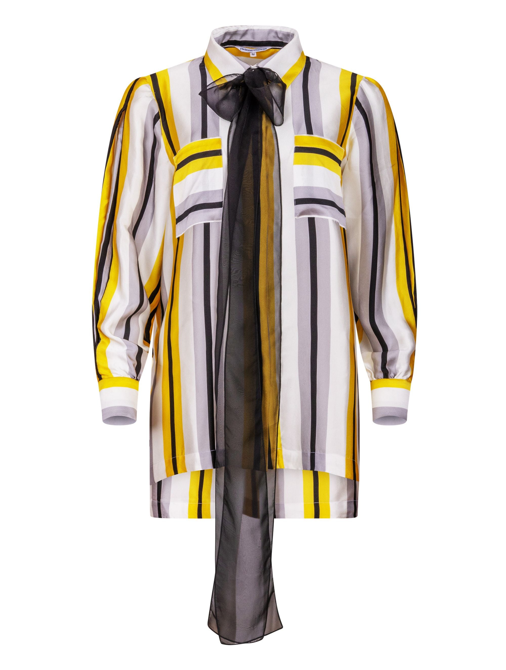 Bedruckte Oversize-Seidenbluse aus Satin mit Hemdkragen, aufgesetzten Taschen auf der Vorderseite und Kellerfalte auf der Rückseite sowie schwarzem Chiffonschal. Hergestellt aus Naturfasern, sowie Stoffen aus unserem Altbestand im Sinne unserer "Zero-Waste-Politik".