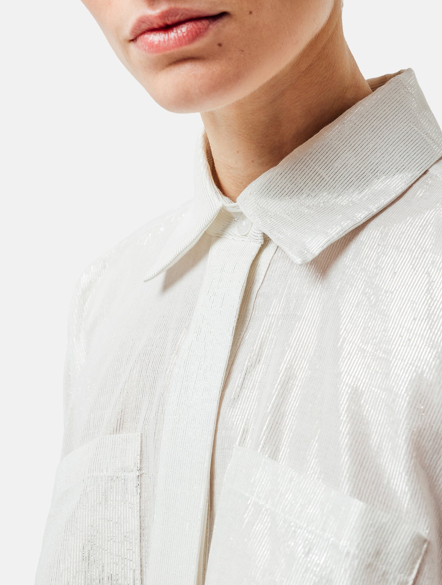 Weites Oversizebluse, sophisticated Look durch den ausgefallenen Rückenauschnitt, der sich verstellen lässt, sodass man die Tiefe des Rückenausschnitts anpassen kann, Lange Ärmel mit klassischen Hemdmanschetten und Kragen.