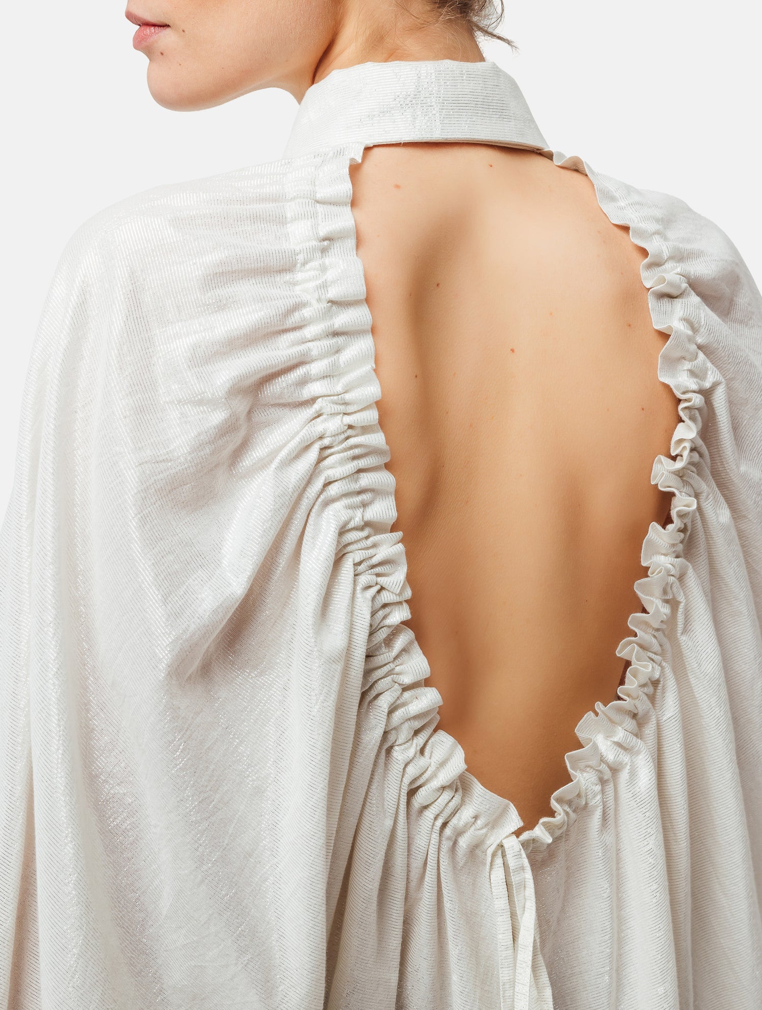 Weites Oversizebluse, sophisticated Look durch den ausgefallenen Rückenauschnitt, der sich verstellen lässt, sodass man die Tiefe des Rückenausschnitts anpassen kann, Lange Ärmel mit klassischen Hemdmanschetten und Kragen.