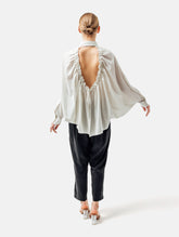 Weites Oversizebluse, sophisticated Look durch den ausgefallenen Rückenauschnitt, der sich verstellen lässt, sodass man die Tiefe des Rückenausschnitts anpassen kann, Lange Ärmel mit klassischen Hemdmanschetten und Kragen.