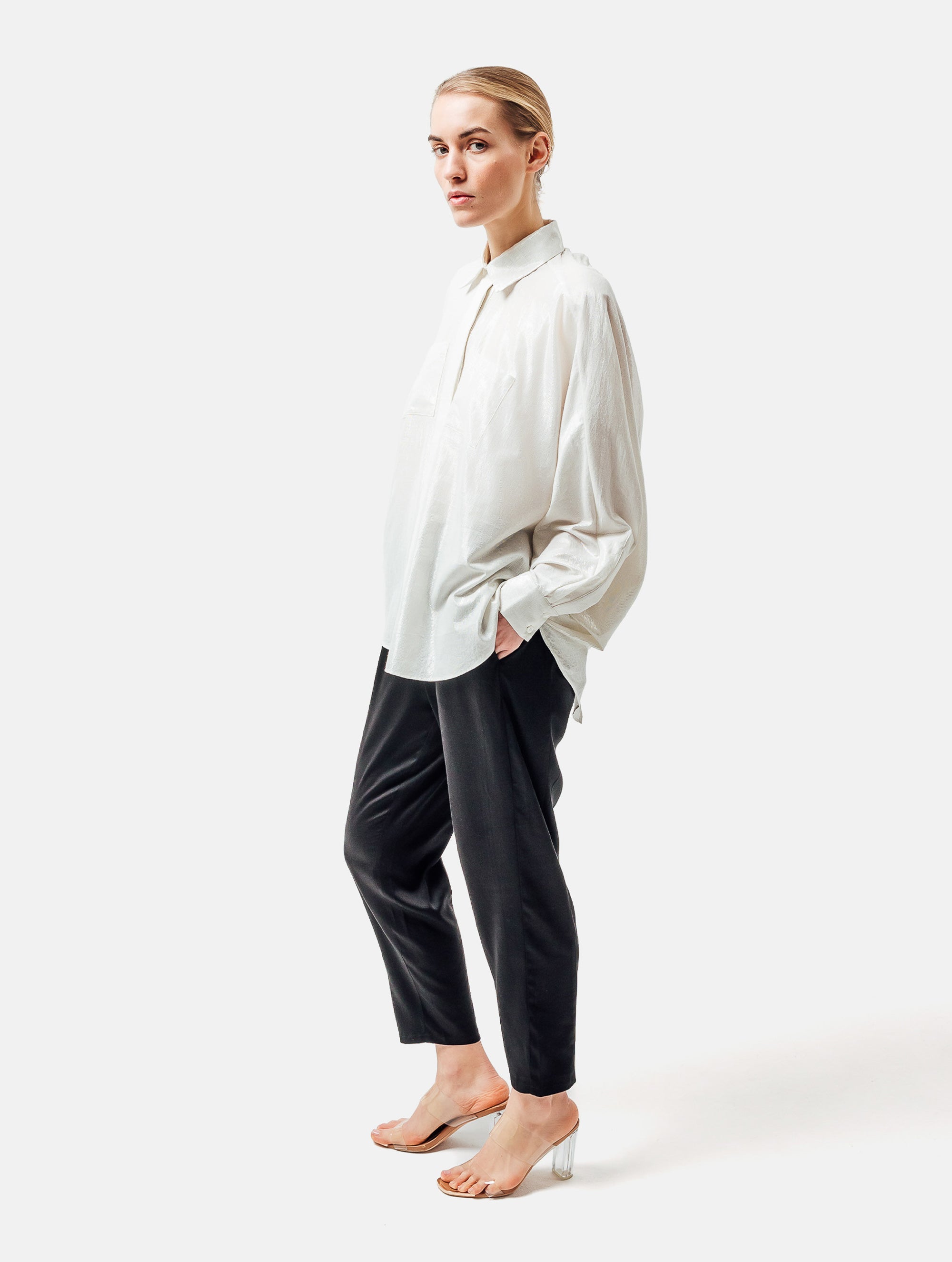 Weites Oversizebluse, sophisticated Look durch den ausgefallenen Rückenauschnitt, der sich verstellen lässt, sodass man die Tiefe des Rückenausschnitts anpassen kann, Lange Ärmel mit klassischen Hemdmanschetten und Kragen.