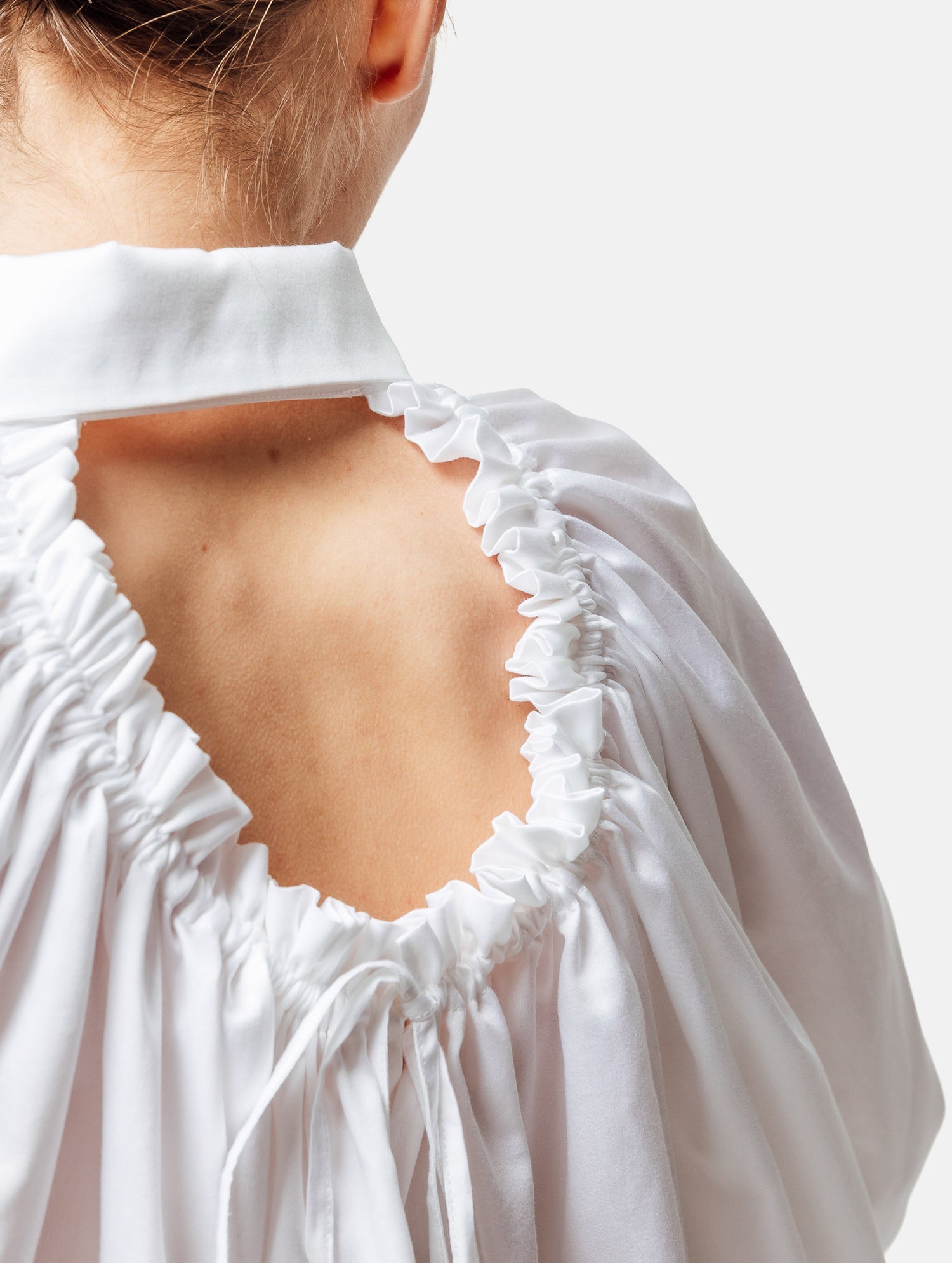 Weites Oversizebluse, sophisticated Look durch den ausgefallenen Rückenauschnitt, der sich verstellen lässt, sodass man die Tiefe des Rückenausschnitts anpassen kann, Lange Ärmel mit klassischen Hemdmanschetten und Kragen.