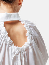 Weites Oversizebluse, sophisticated Look durch den ausgefallenen Rückenauschnitt, der sich verstellen lässt, sodass man die Tiefe des Rückenausschnitts anpassen kann, Lange Ärmel mit klassischen Hemdmanschetten und Kragen.