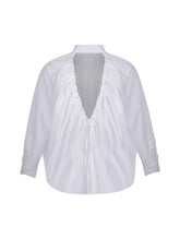 Weites Oversizebluse, sophisticated Look durch den ausgefallenen Rückenauschnitt, der sich verstellen lässt, sodass man die Tiefe des Rückenausschnitts anpassen kann, Lange Ärmel mit klassischen Hemdmanschetten und Kragen.