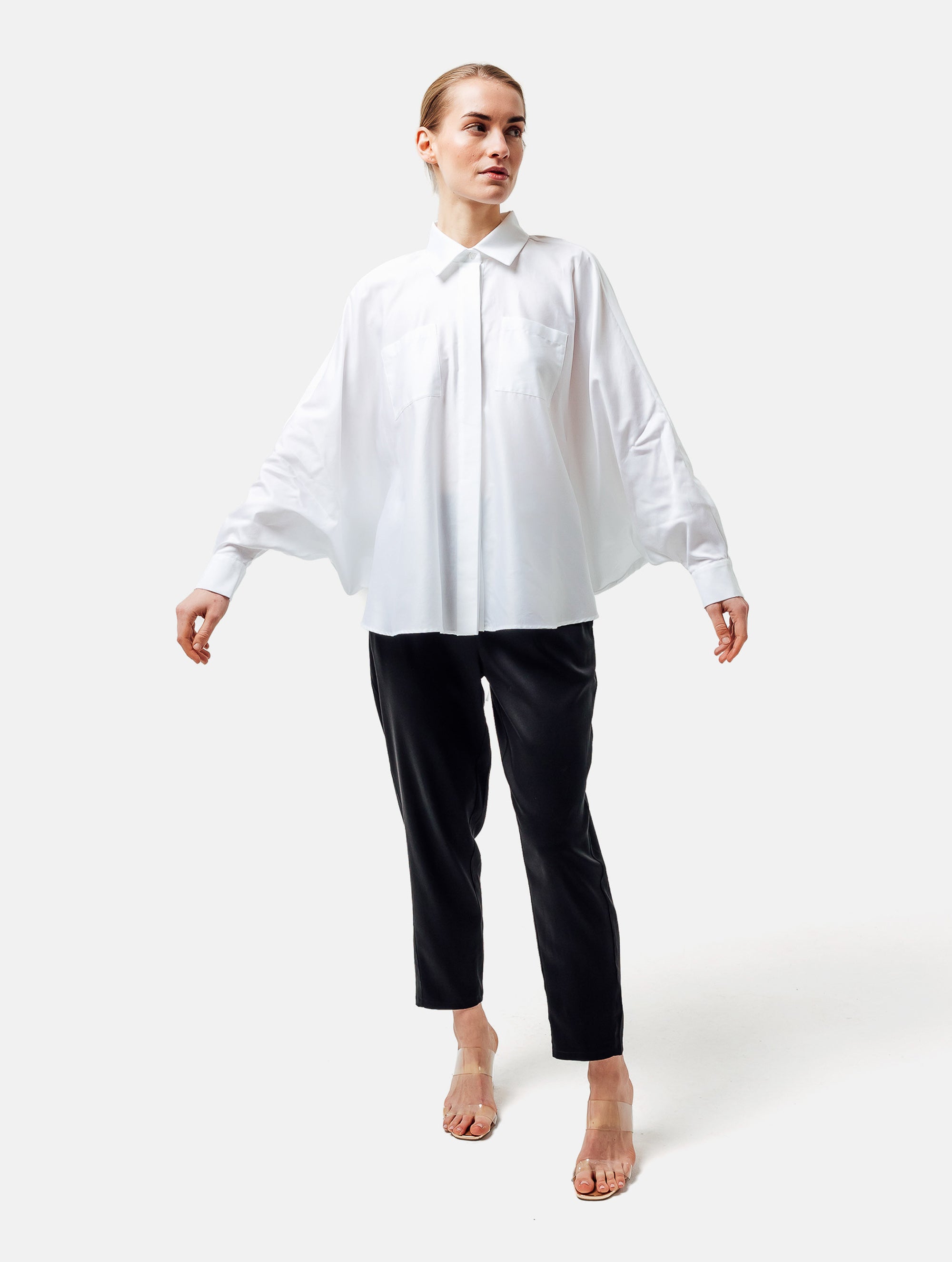 Weites Oversizebluse, sophisticated Look durch den ausgefallenen Rückenauschnitt, der sich verstellen lässt, sodass man die Tiefe des Rückenausschnitts anpassen kann, Lange Ärmel mit klassischen Hemdmanschetten und Kragen.