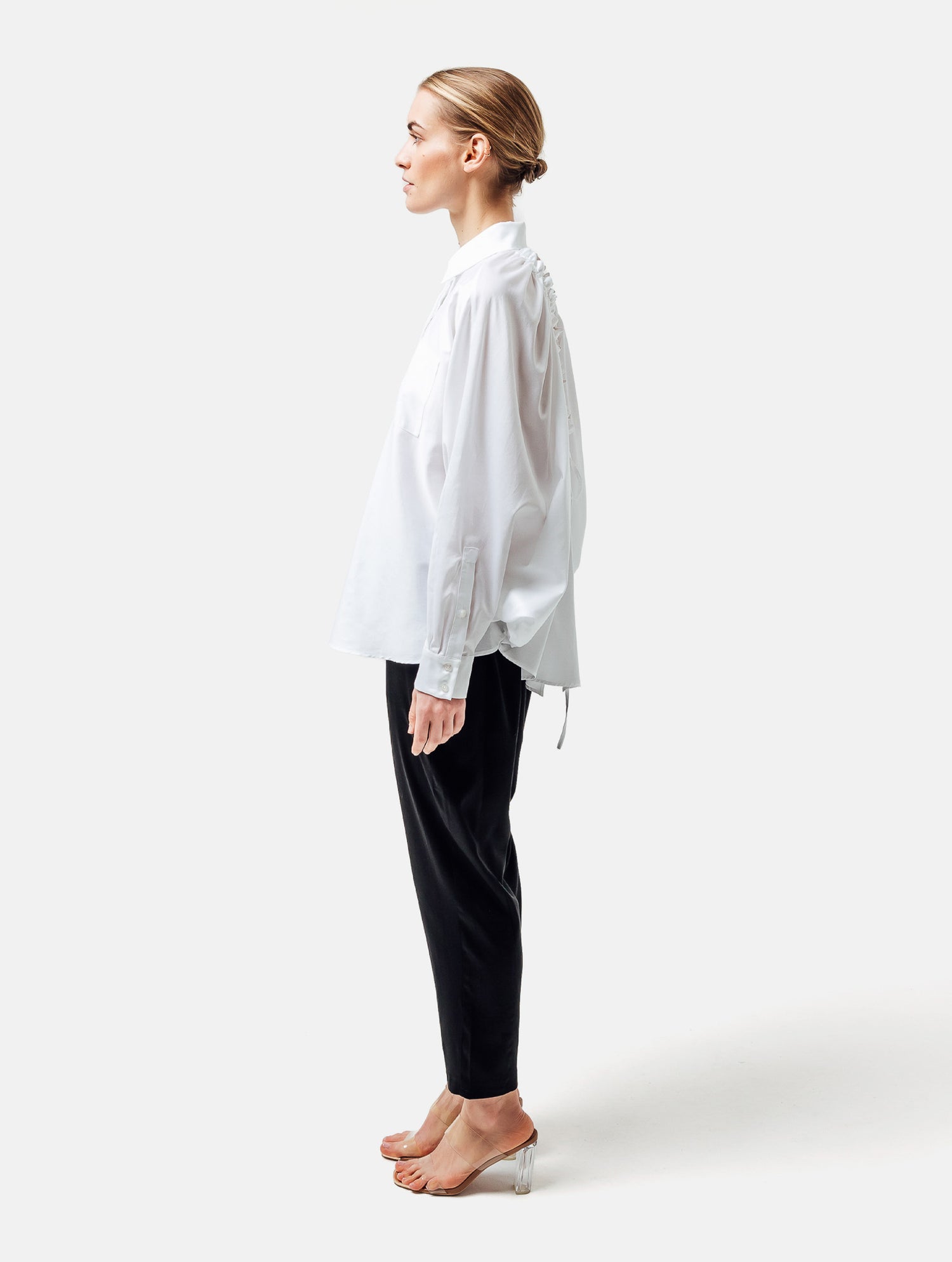 Weites Oversizebluse, sophisticated Look durch den ausgefallenen Rückenauschnitt, der sich verstellen lässt, sodass man die Tiefe des Rückenausschnitts anpassen kann, Lange Ärmel mit klassischen Hemdmanschetten und Kragen.