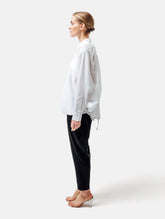 Weites Oversizebluse, sophisticated Look durch den ausgefallenen Rückenauschnitt, der sich verstellen lässt, sodass man die Tiefe des Rückenausschnitts anpassen kann, Lange Ärmel mit klassischen Hemdmanschetten und Kragen.