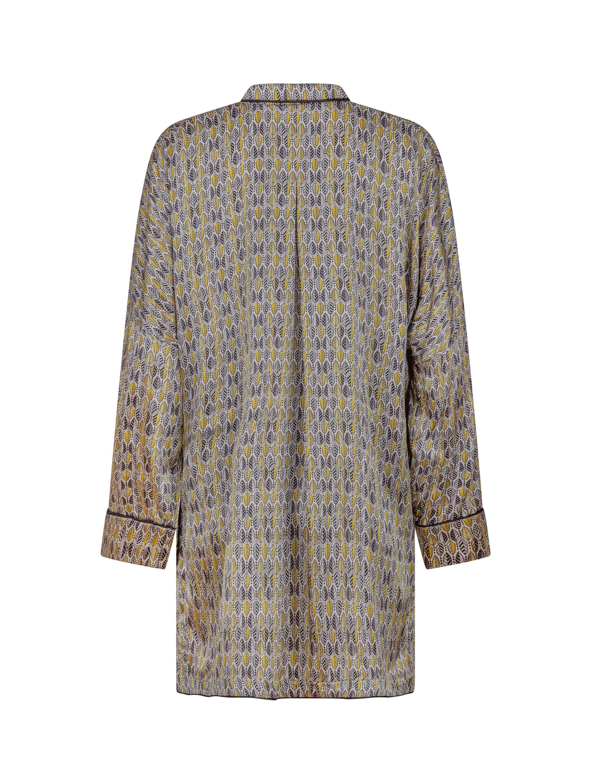 Bedruckte Oversize Seidensatin-Blusenjacke im Pyjama-Stil mit schmalem Revers und Seitenschlitzen sowie schwarzen Paspeln und Seidensatin-Gürtel. Hergestellt aus Naturfaser.