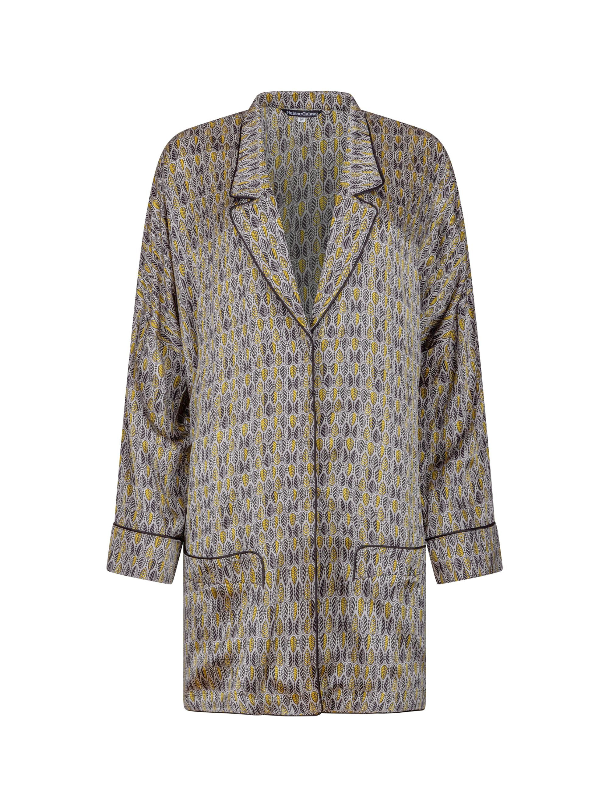 Bedruckte Oversize Seidensatin-Blusenjacke im Pyjama-Stil mit schmalem Revers und Seitenschlitzen sowie schwarzen Paspeln und Seidensatin-Gürtel. Hergestellt aus Naturfaser.