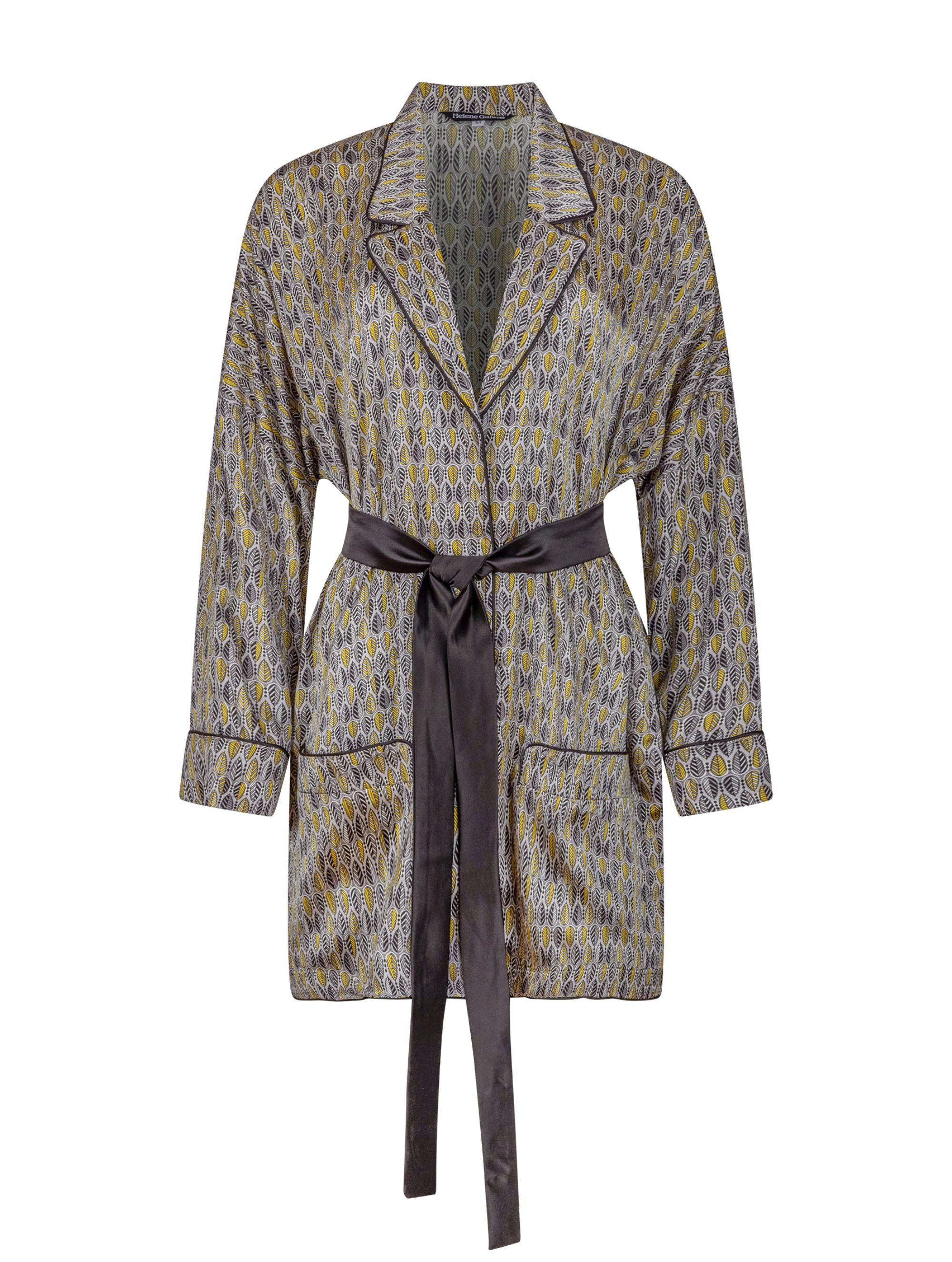 Bedruckte Oversize Seidensatin-Blusenjacke im Pyjama-Stil mit schmalem Revers und Seitenschlitzen sowie schwarzen Paspeln und Seidensatin-Gürtel. Hergestellt aus Naturfaser.
