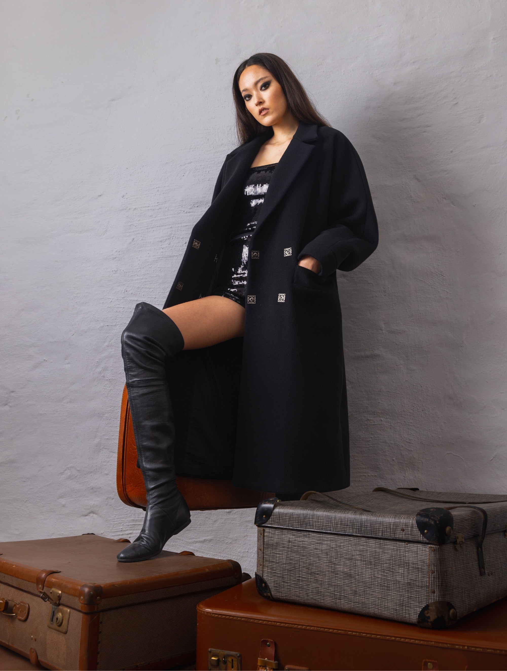 Schwarzer Oversize Mantel Hanna aus Schurwolle von Helene Galwas.