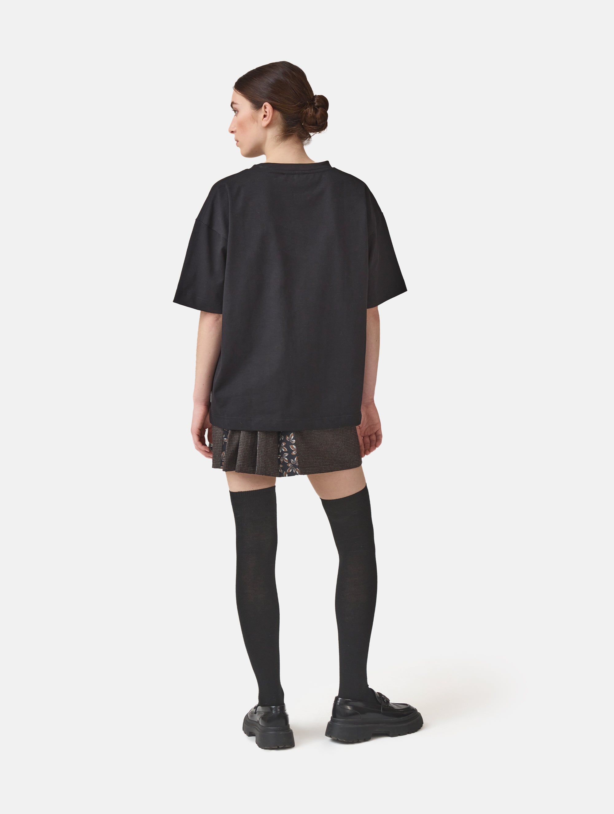 Grade geschnittenes Oversize T-Shirt aus Heavy Jersey mit Totenkopf-Stickerei Applikation.