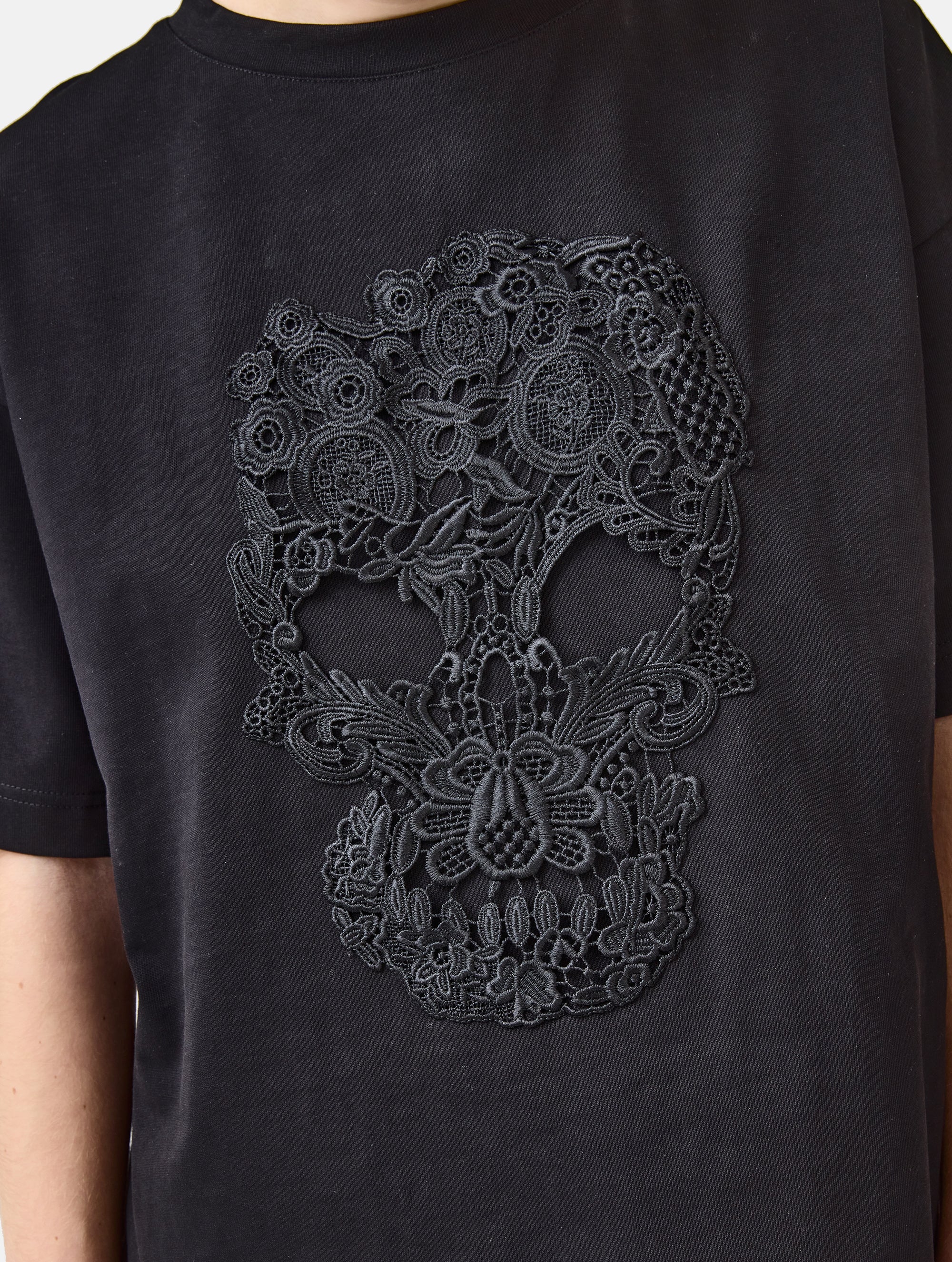 Grade geschnittenes Oversize T-Shirt aus Heavy Jersey mit Totenkopf-Stickerei Applikation.