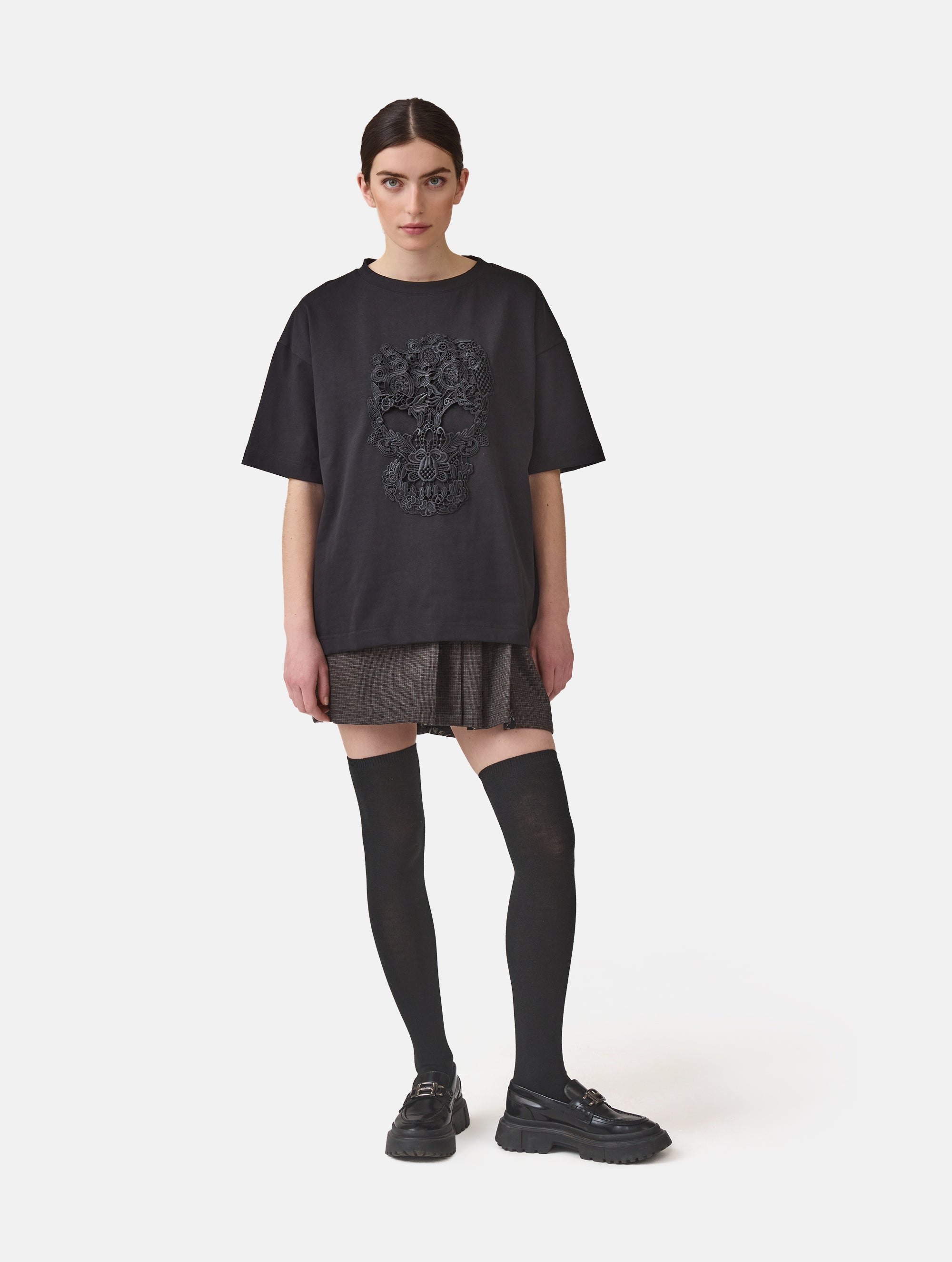 Grade geschnittenes Oversize T-Shirt aus Heavy Jersey mit Totenkopf-Stickerei Applikation.