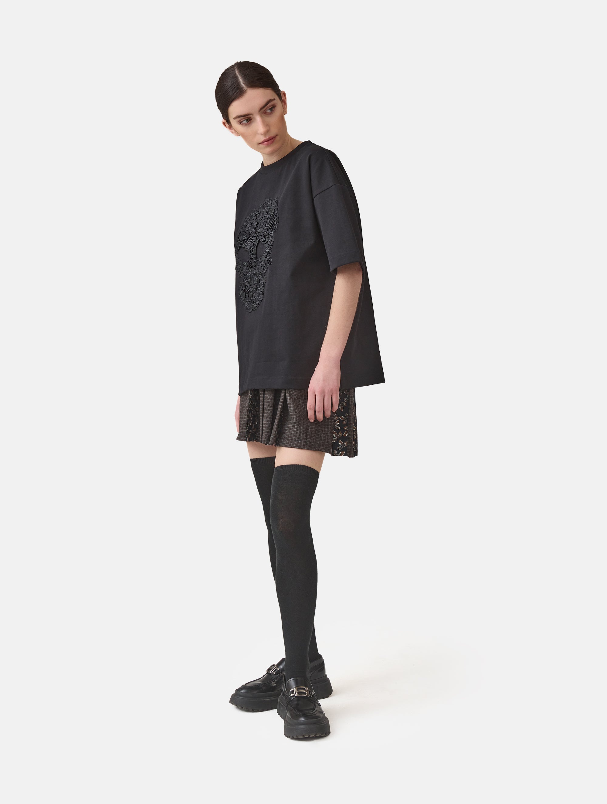 Grade geschnittenes Oversize T-Shirt aus Heavy Jersey mit Totenkopf-Stickerei Applikation.