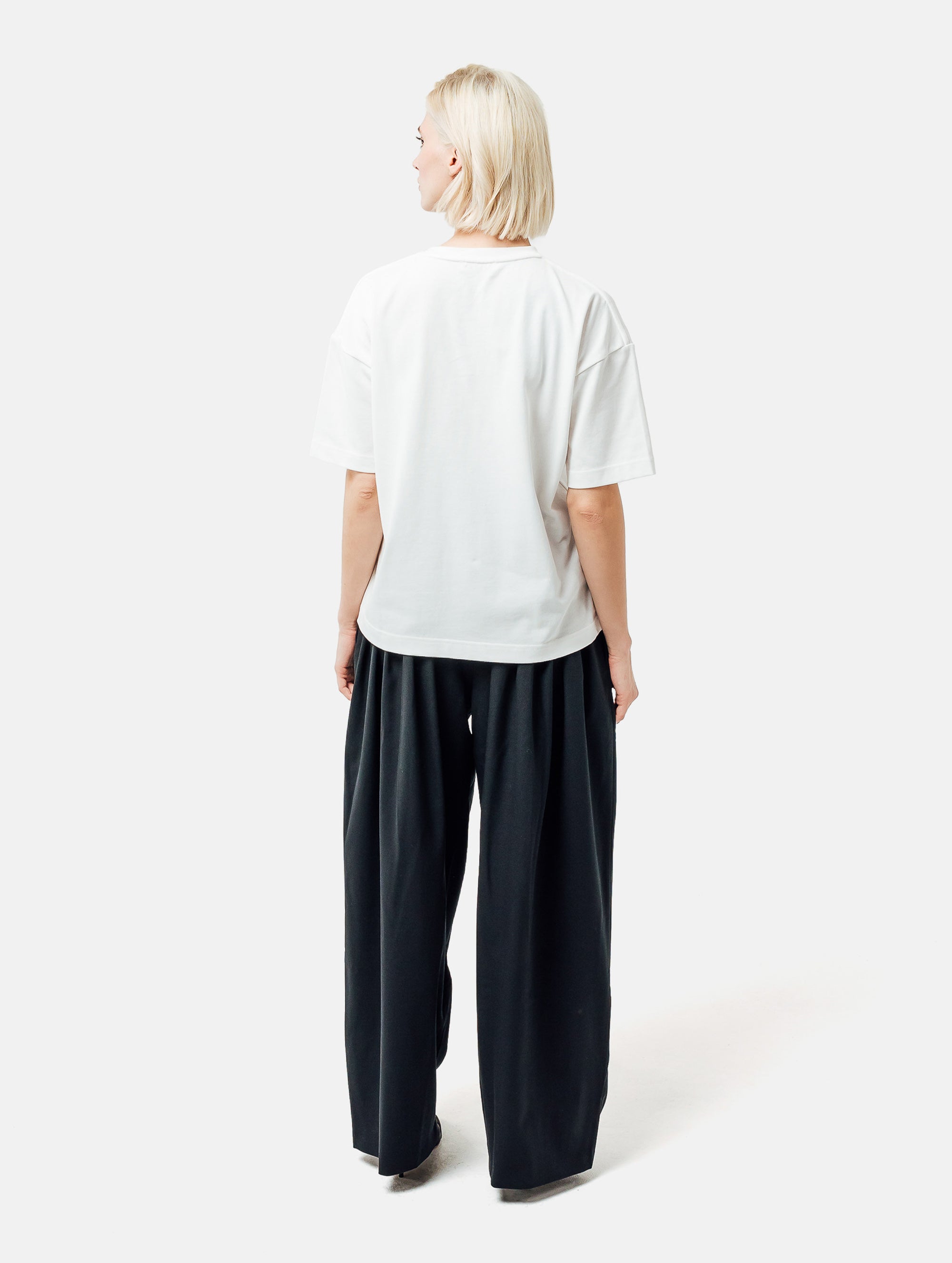 Grade geschnittenes Oversize T-Shirt aus Heavy Jersey mit Totenkopf-Stickerei Applikation.