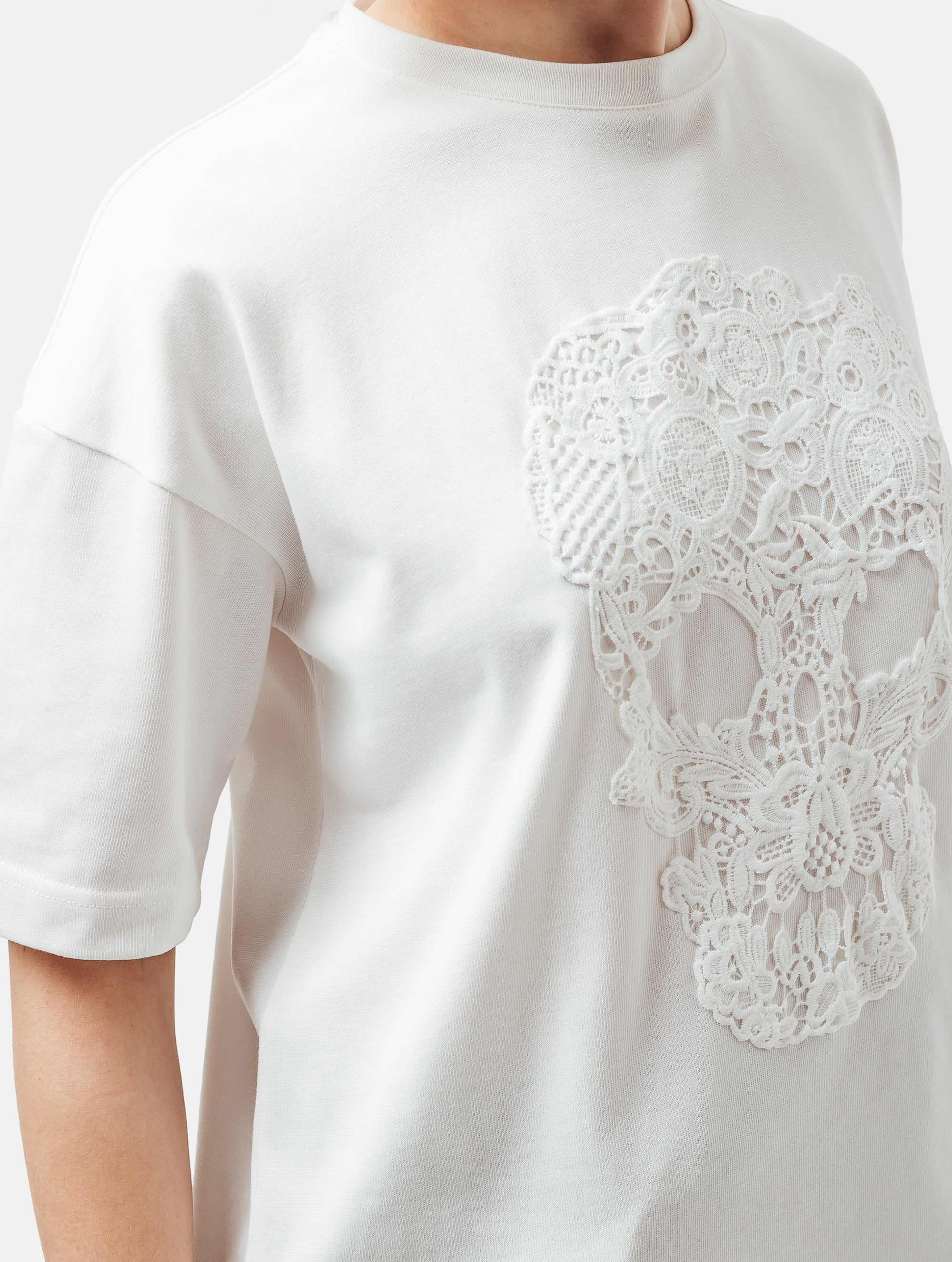 Grade geschnittenes Oversize T-Shirt aus Heavy Jersey mit Totenkopf-Stickerei Applikation.