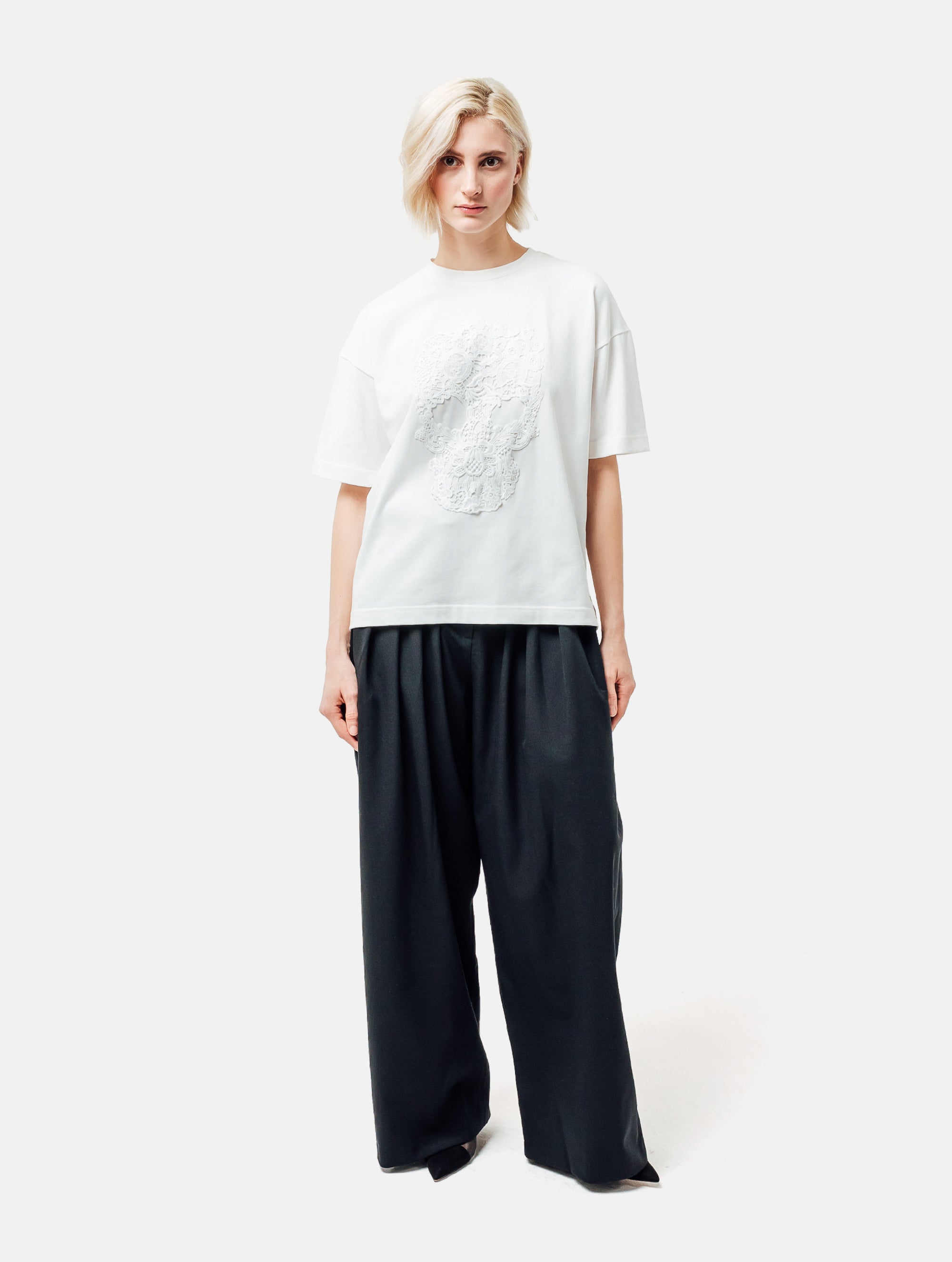 Grade geschnittenes Oversize T-Shirt aus Heavy Jersey mit Totenkopf-Stickerei Applikation.