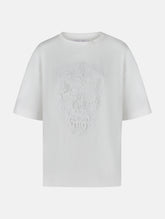 Grade geschnittenes Oversize T-Shirt aus Heavy Jersey mit Totenkopf-Stickerei Applikation.