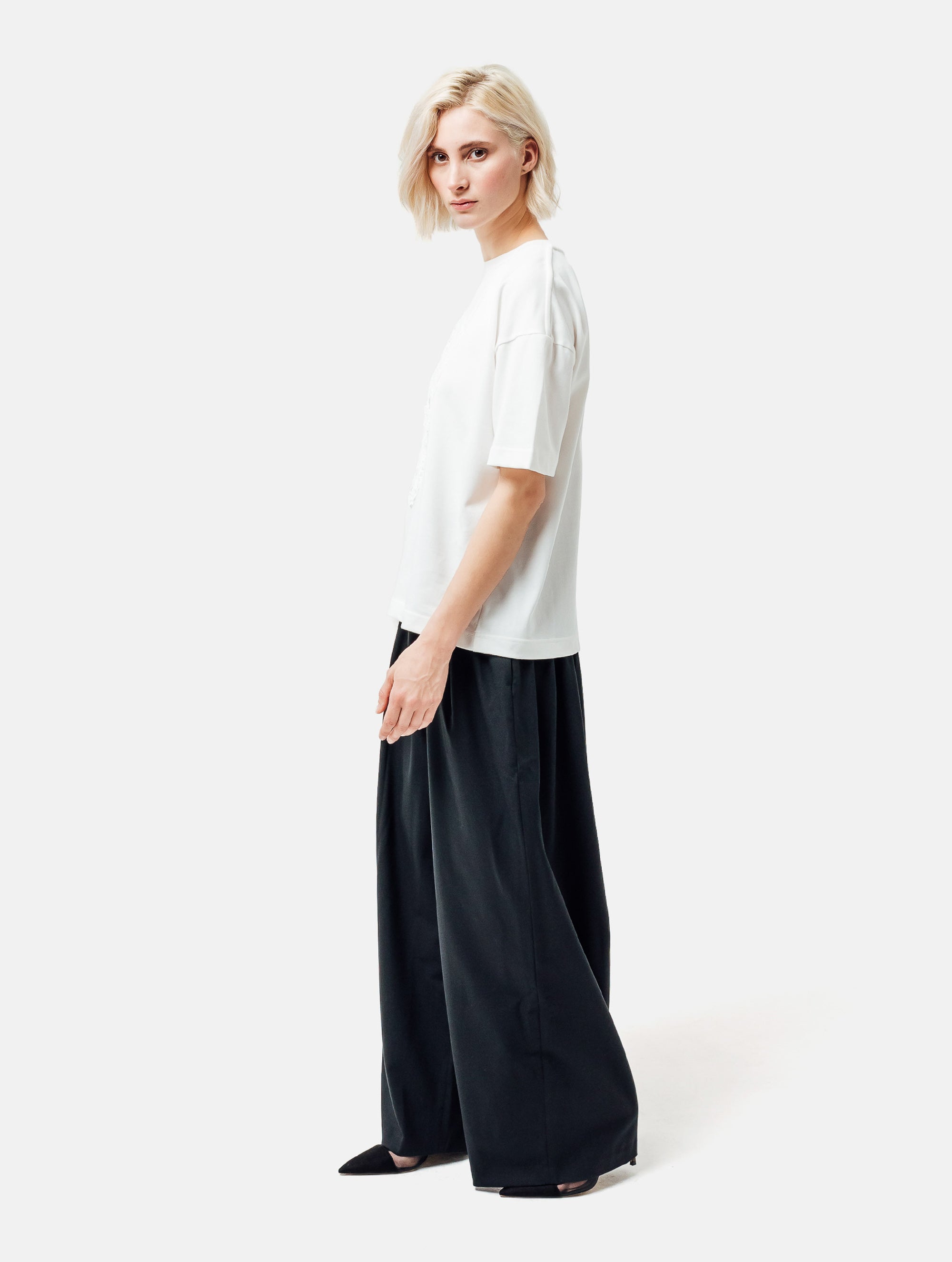 Grade geschnittenes Oversize T-Shirt aus Heavy Jersey mit Totenkopf-Stickerei Applikation.