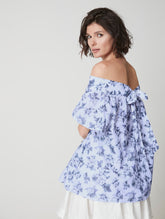 Weit geschnittene Bluse aus Premium Baumwolle, Carmen Ausschnitt auf dem Rücken zum Binden und ausgestellten Ärmeln.