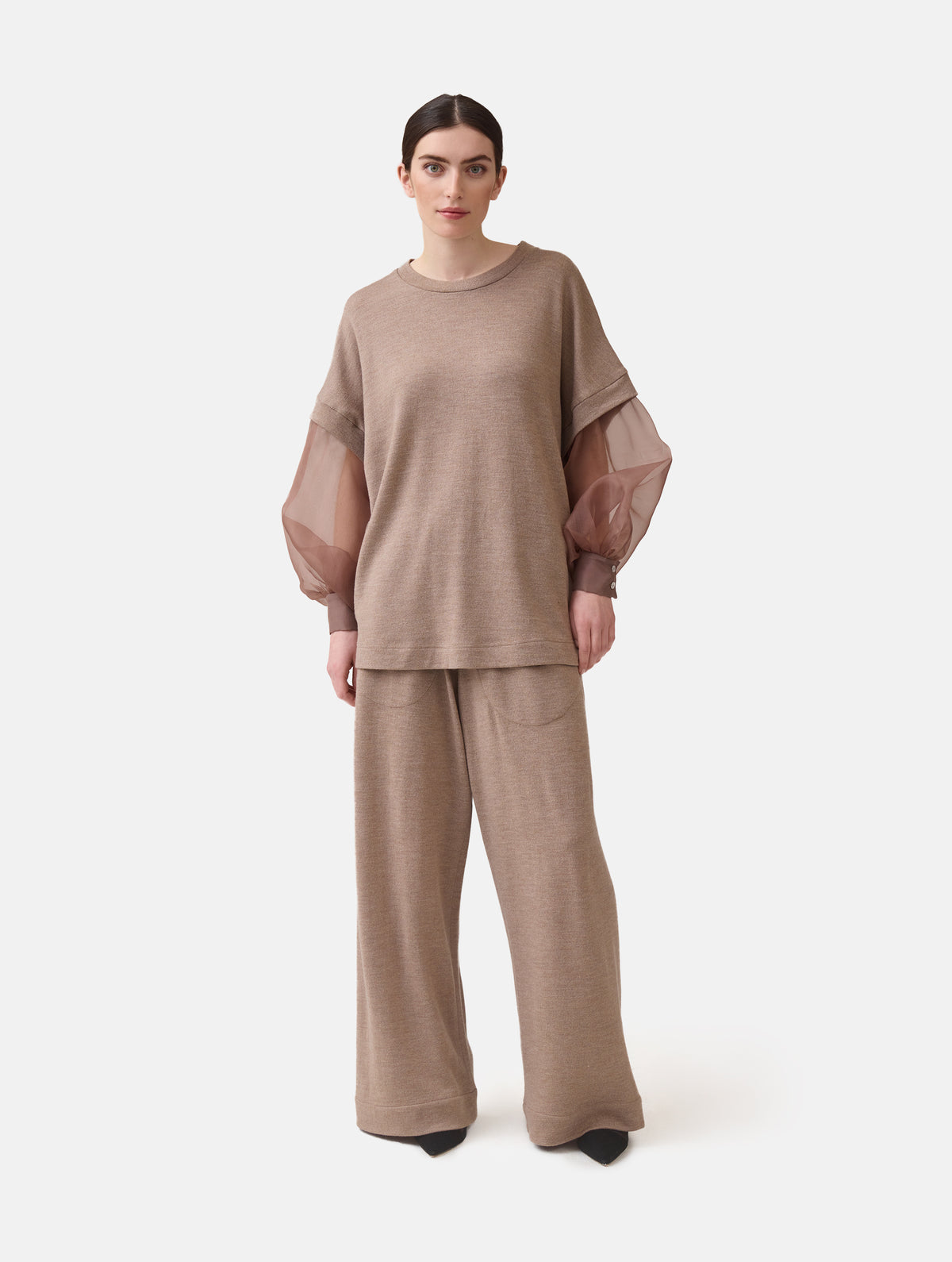 Locker geschnittener Rundauschnitt Pullover mit angesetzten weiten Bischofsärmeln aus feinem Organza mit Hemdmanschetten und Knöpfen. Dieses Modell ist Teil unserer REBORN-Linie und steht für unsere "Zero-Waste-Politik", da mit Stoff aus Altbestand gefertigt.