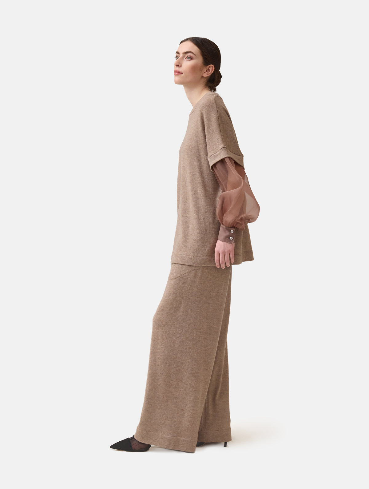 Locker geschnittener Rundauschnitt Pullover mit angesetzten weiten Bischofsärmeln aus feinem Organza mit Hemdmanschetten und Knöpfen. Dieses Modell ist Teil unserer REBORN-Linie und steht für unsere "Zero-Waste-Politik", da mit Stoff aus Altbestand gefertigt.