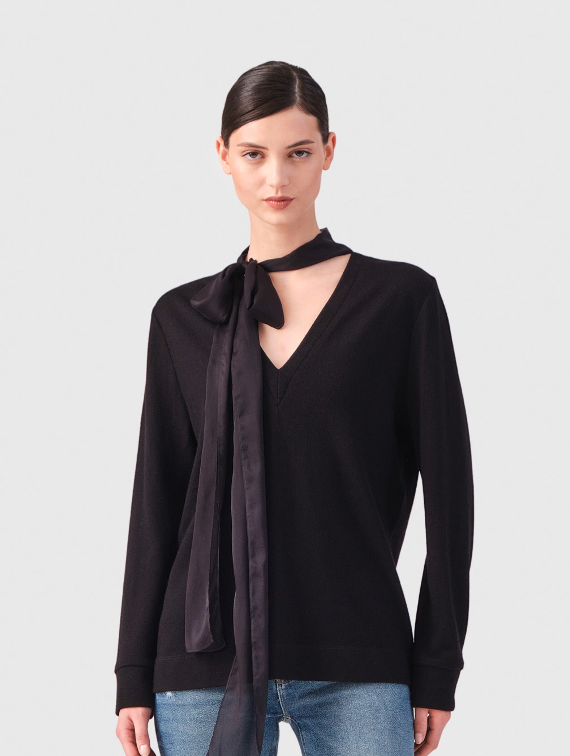 Locker geschnittener V-Ausschnitt-Pullover mit integriertem langen und schmalen Chiffon-Seidenschal. Dieses Modell ist Teil unserer REBORN-Kollektion und steht für unsere "Zero-Waste-Politik".