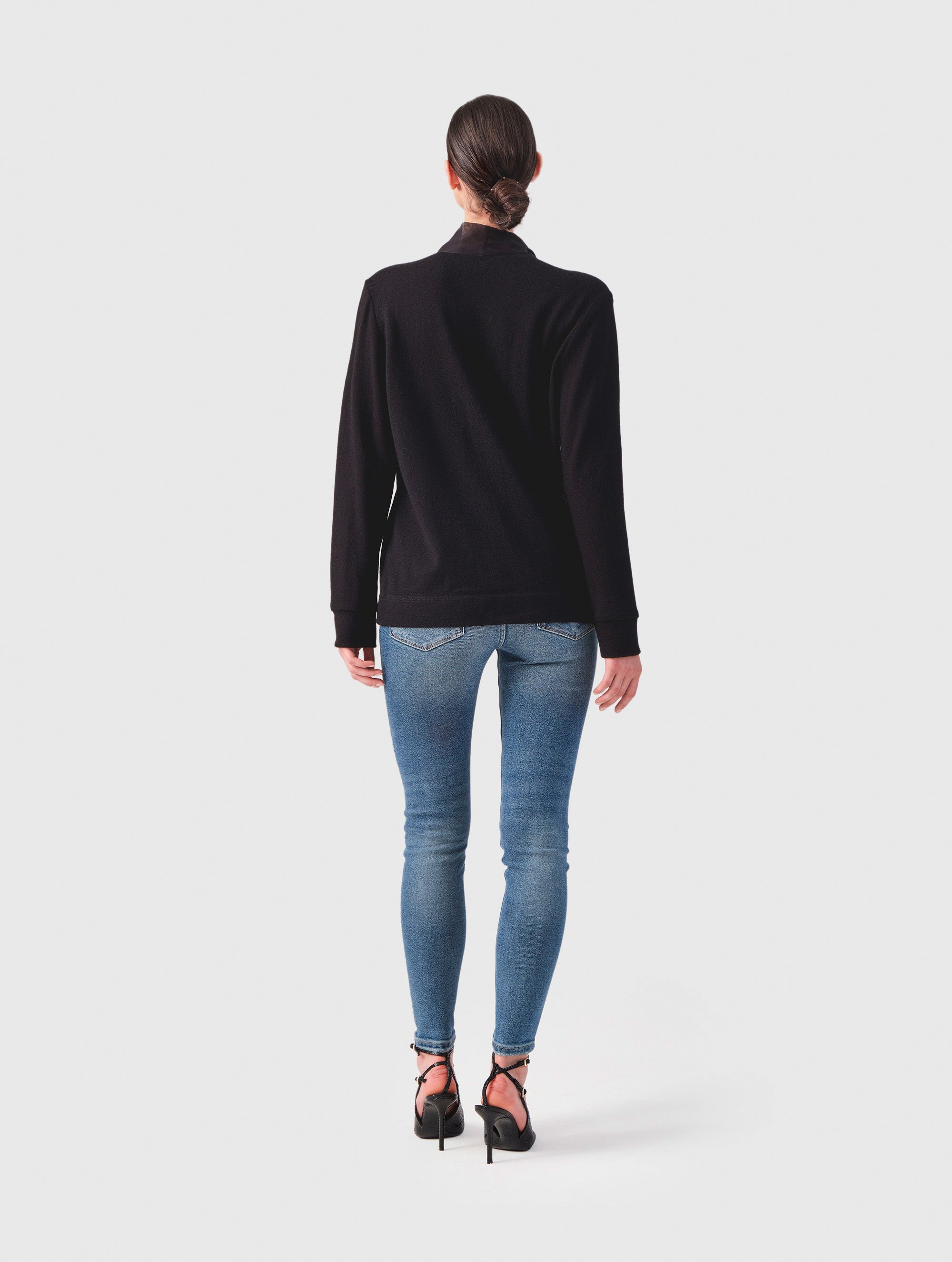 Locker geschnittener V-Ausschnitt-Pullover mit integriertem langen und schmalen Chiffon-Seidenschal. Dieses Modell ist Teil unserer REBORN-Kollektion und steht für unsere "Zero-Waste-Politik".