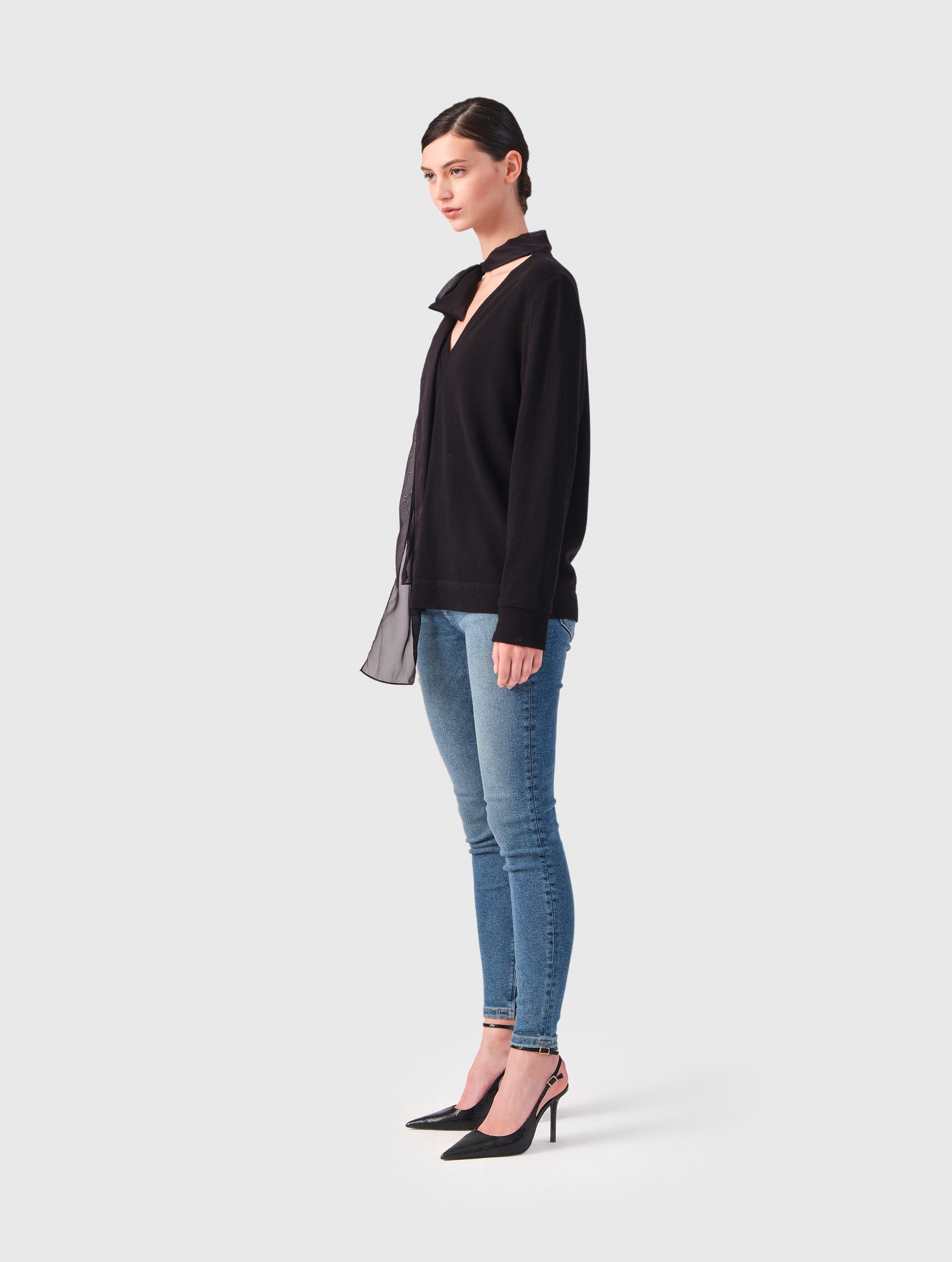 Locker geschnittener V-Ausschnitt-Pullover mit integriertem langen und schmalen Chiffon-Seidenschal. Dieses Modell ist Teil unserer REBORN-Kollektion und steht für unsere "Zero-Waste-Politik".