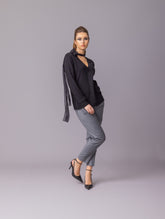 Locker geschnittener V-Ausschnitt-Pullover mit integriertem langen und schmalen Chiffon-Seidenschal.   Dieses Modell ist Teil unserer REBORN-Kollektion und steht für unsere "Zero-Waste-Politik".