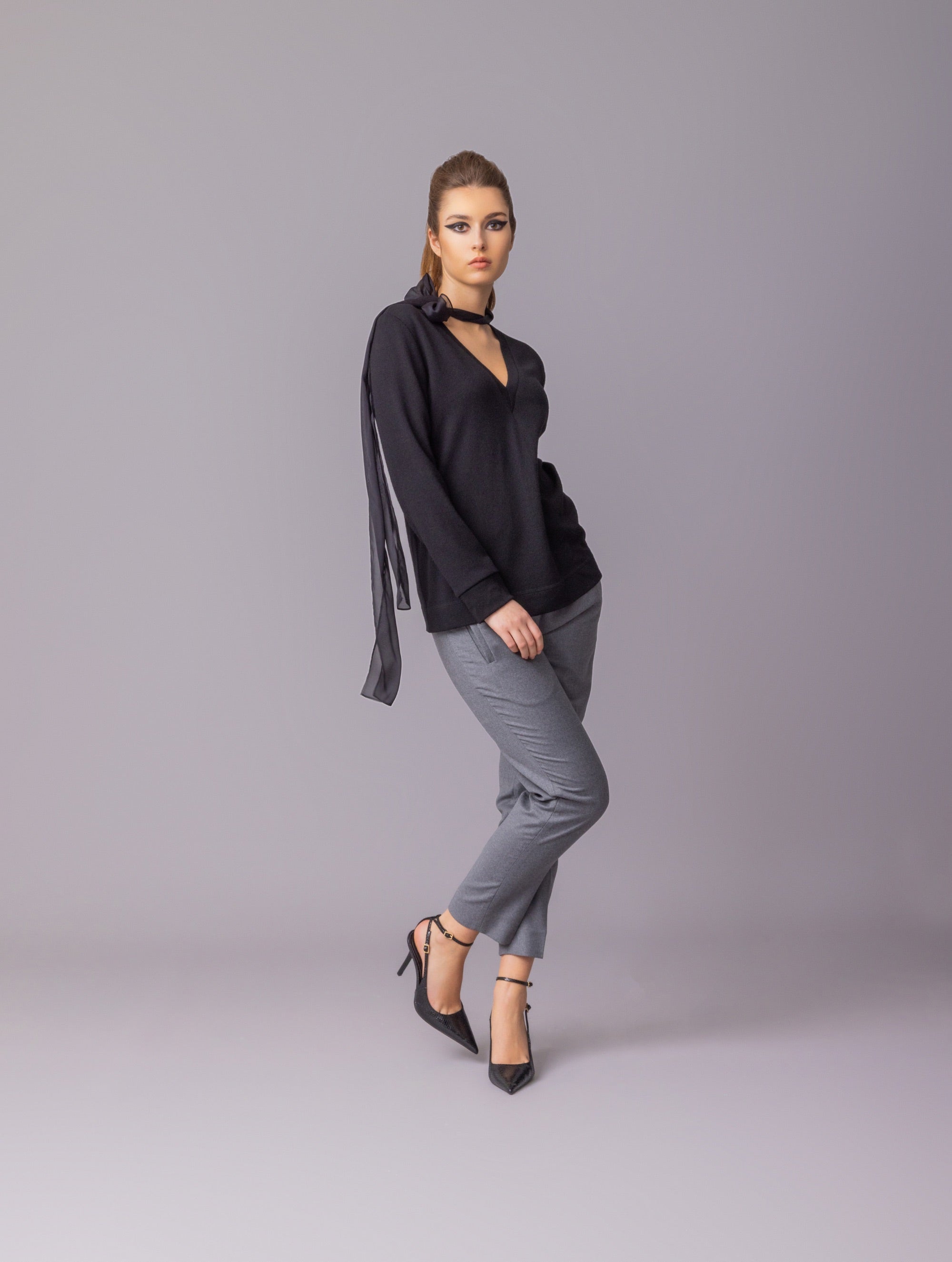 Locker geschnittener V-Ausschnitt-Pullover mit integriertem langen und schmalen Chiffon-Seidenschal. Dieses Modell ist Teil unserer REBORN-Kollektion und steht für unsere "Zero-Waste-Politik".
